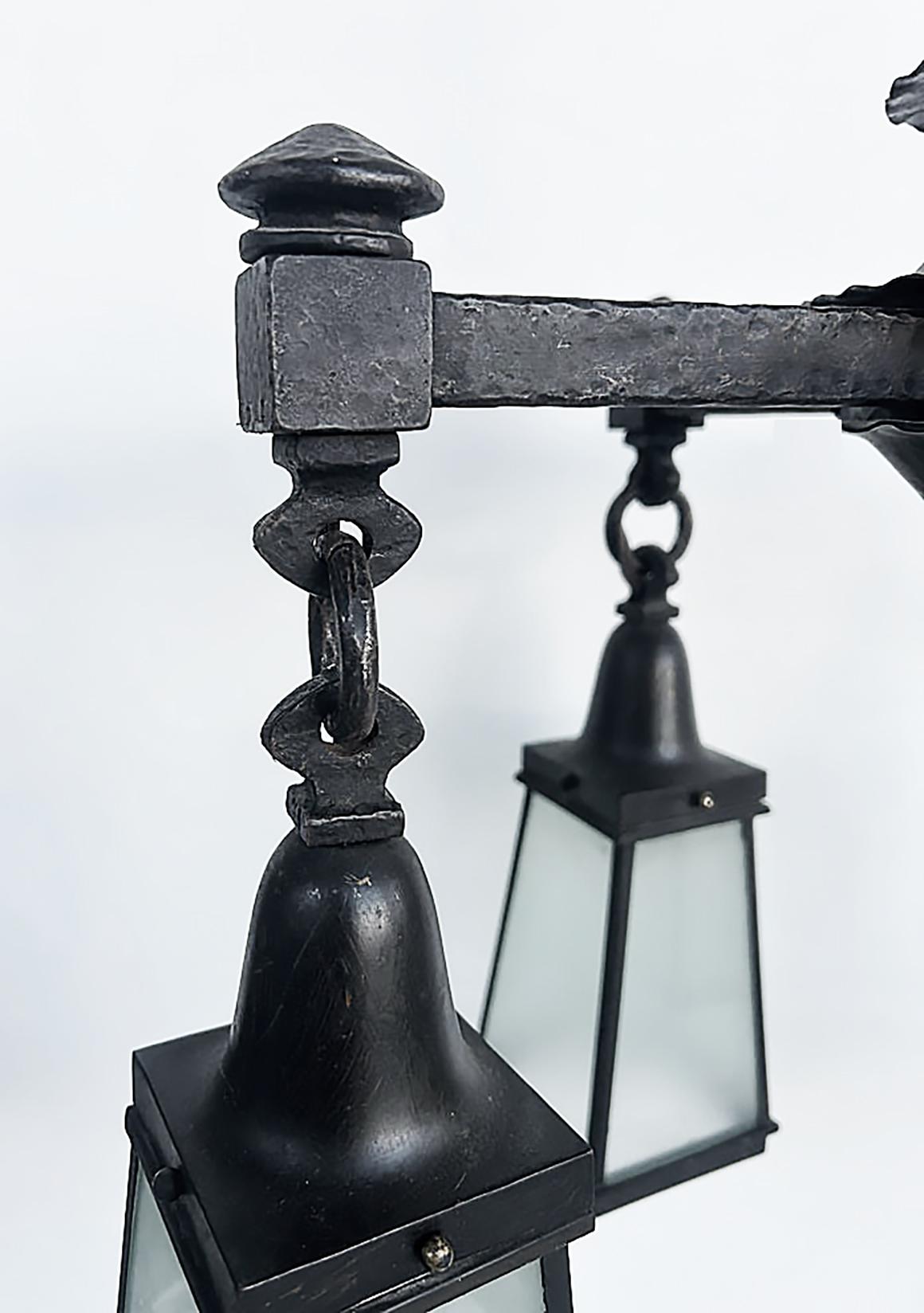 Ottone Lampadario a 4 lanterne con baldacchino in ferro battuto e vetro di Arts and Crafts in vendita