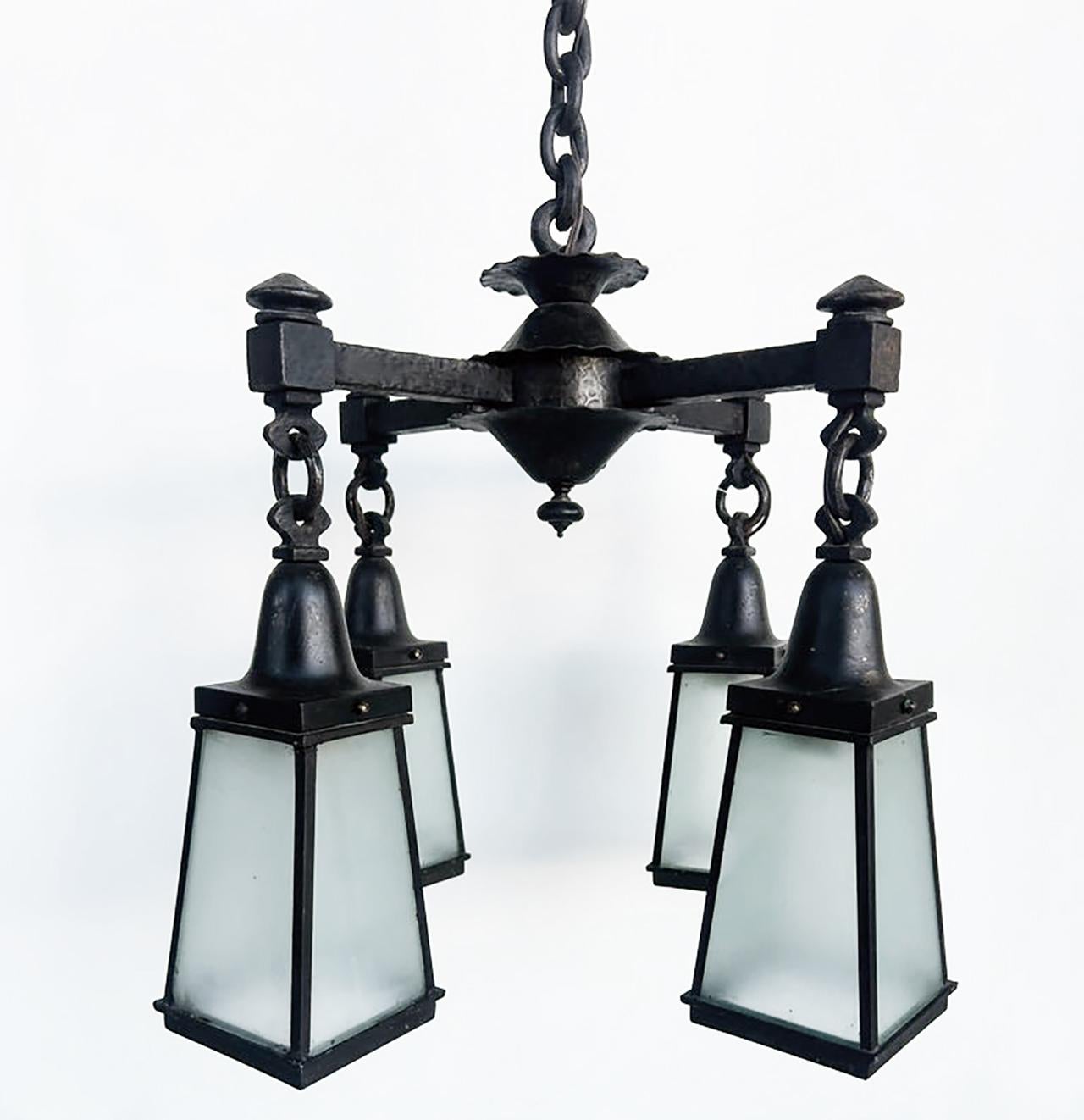 Arts and Crafts Schmiedeeisen, Glas-Kronleuchter mit 4 Laternen und Baldachin mit Baldachin