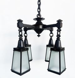 Arts and Crafts Schmiedeeisen, Glas-Kronleuchter mit 4 Laternen und Baldachin mit Baldachin