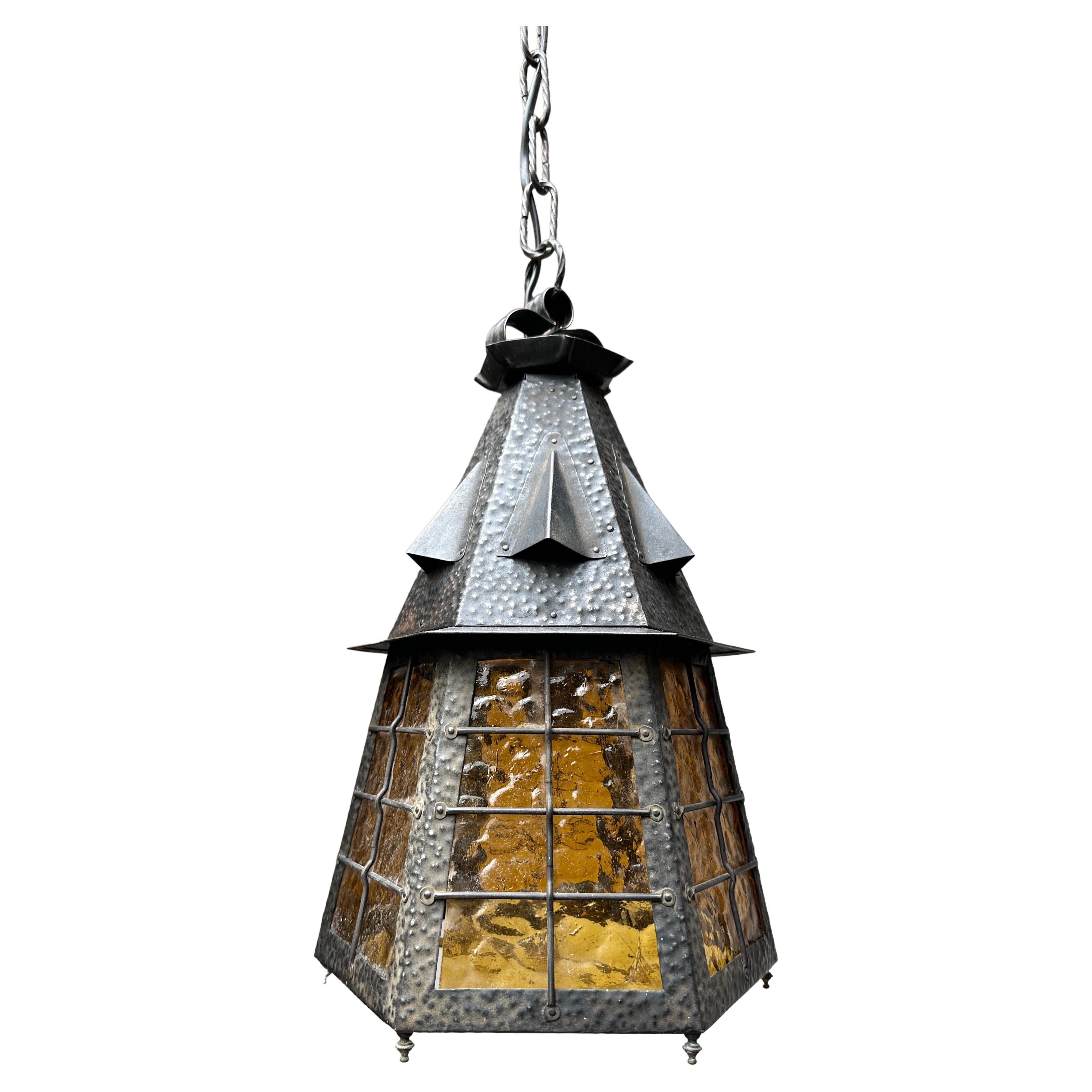 Lampe suspendue Arts & Crafts en fer forgé avec lanterne en verre de cathédrale