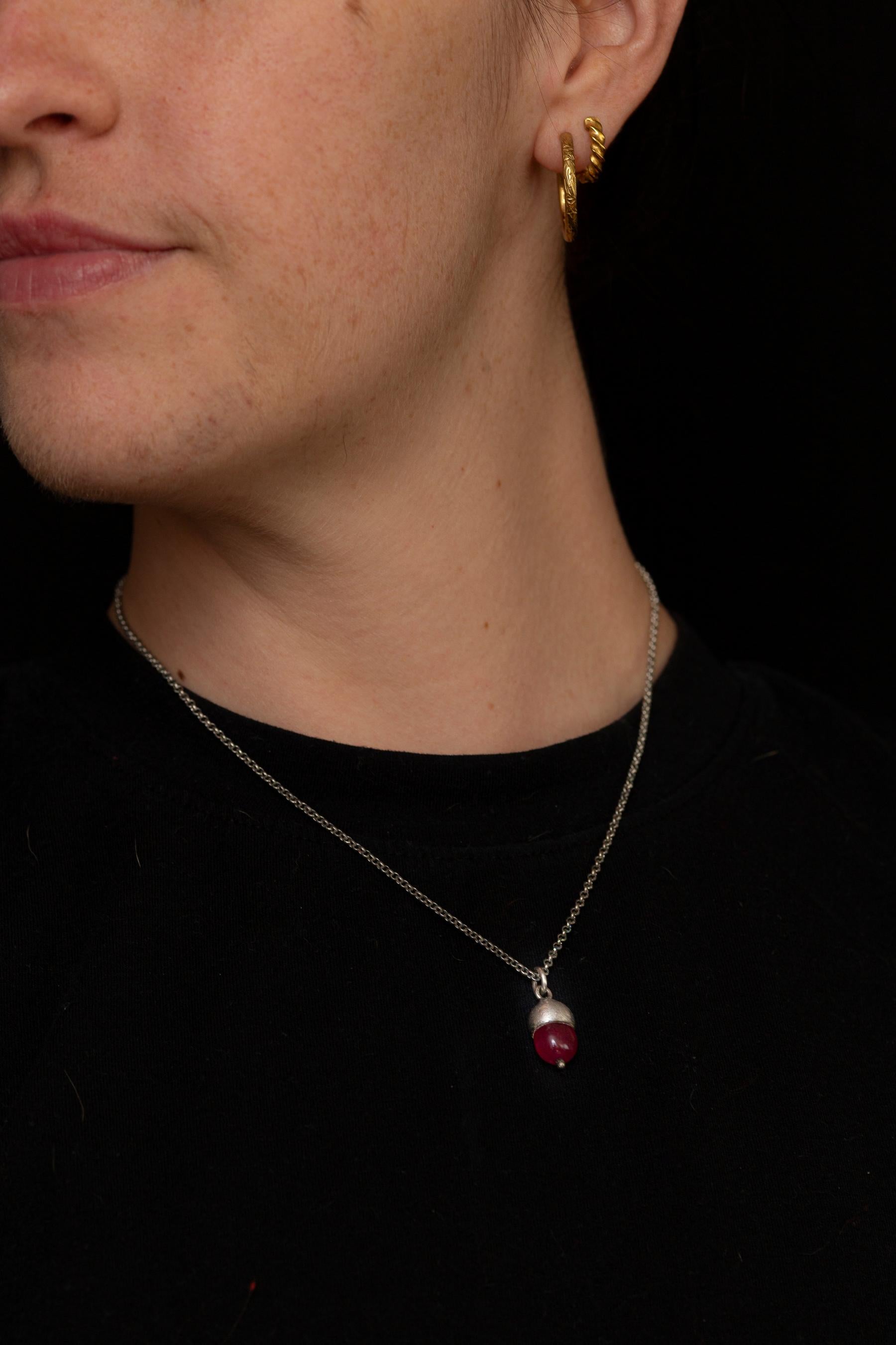 KunsthandwerkA Sterling Silber Spinell Eichel Anhänger für Damen oder Herren im Angebot