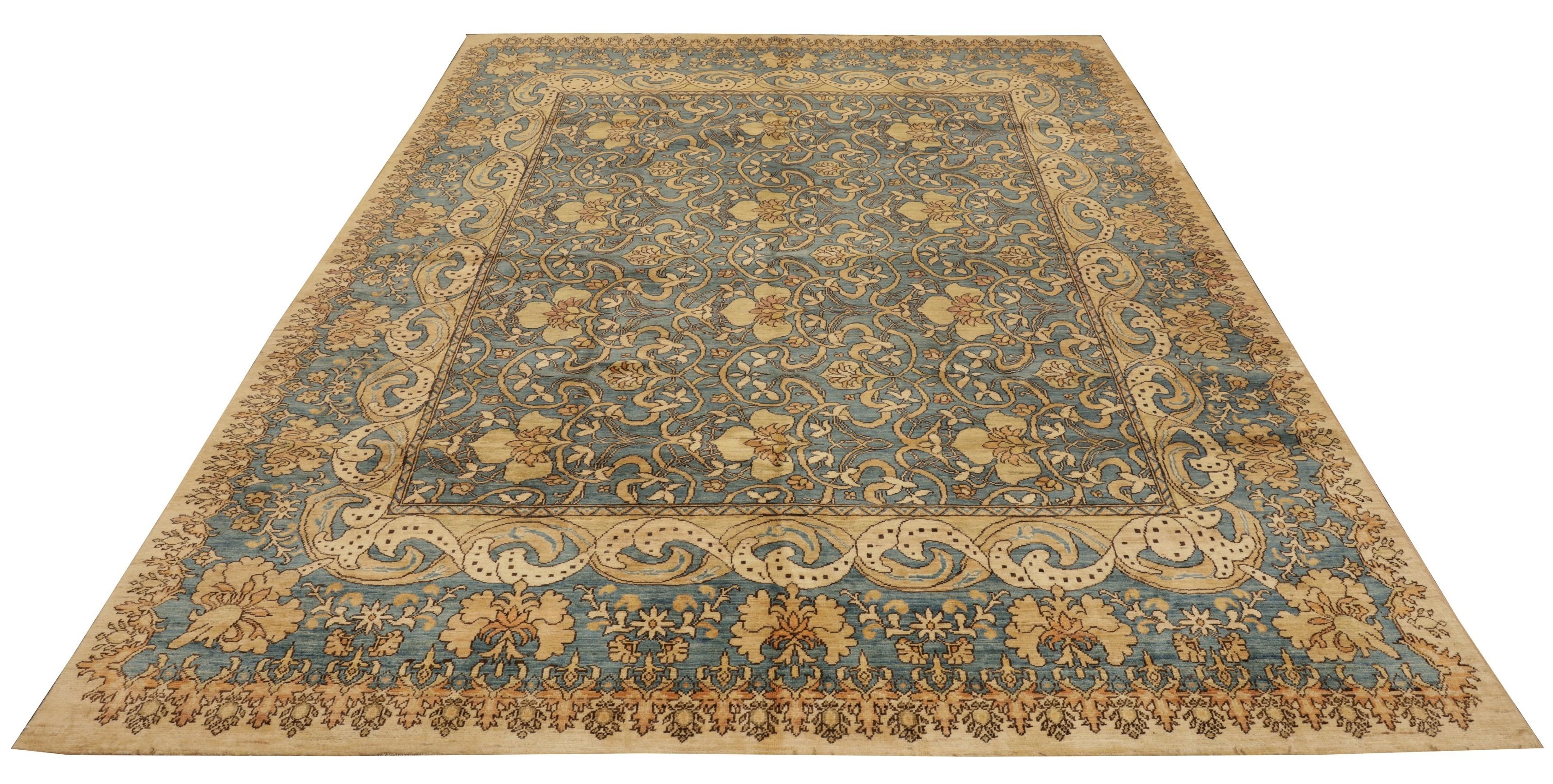 This rug, of contemporary production, has a decoration inspired by the Art and Craft movement, born at the end of the 19th century in Great Britain as a reaction of artists and intellectuals to the intense industrialization.
It was the artist