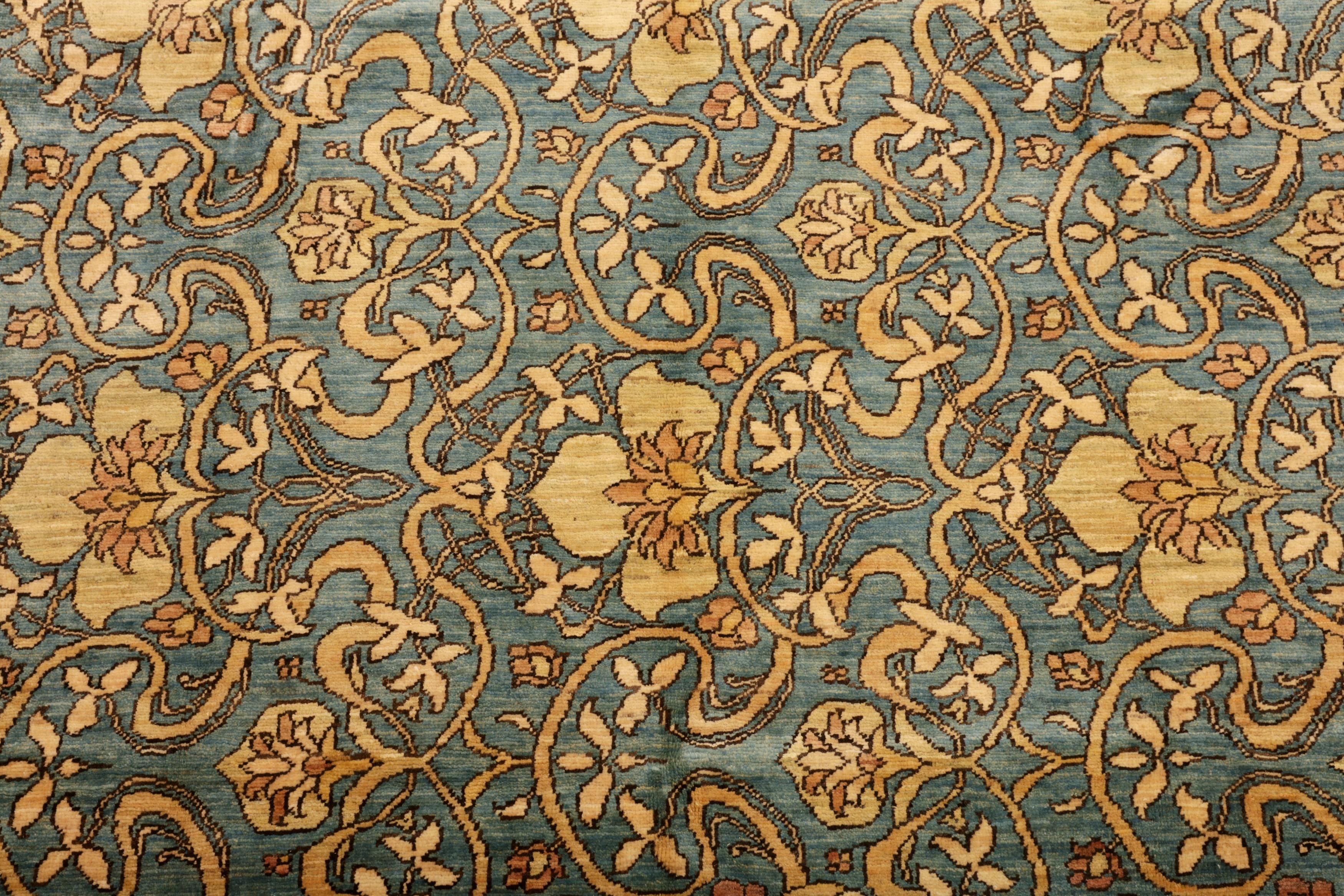 Arts and Craft-Teppich in Hellblau und Beige (Handgeknüpft) im Angebot