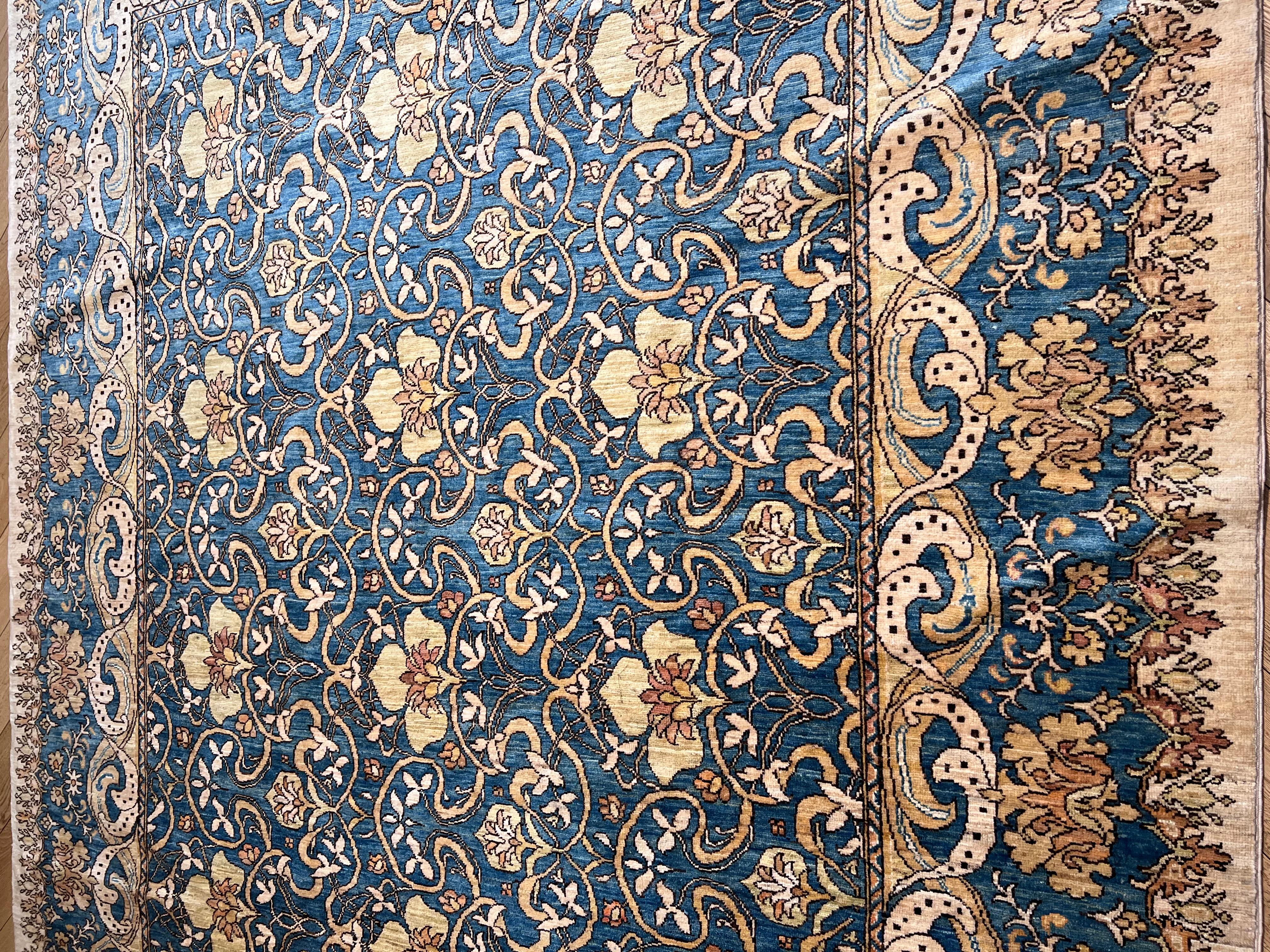Arts and Craft-Teppich in Hellblau und Beige im Zustand „Hervorragend“ im Angebot in Firenze, IT