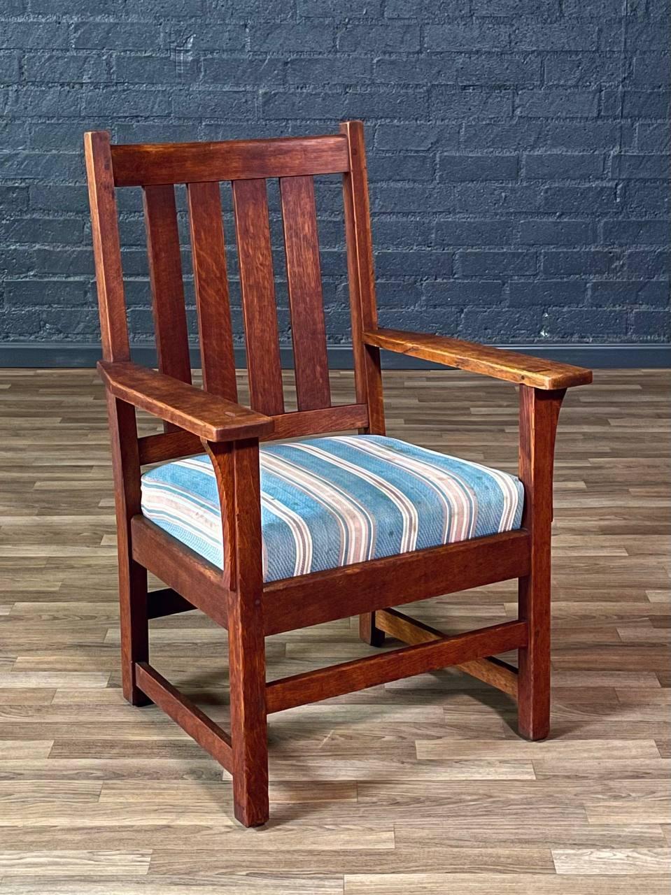 Condit : Condition Vintage Originale 

Design/One : I.L.G. Stickley
Fabricant : I.L.G. Stickley 
MATERIAL : Chêne tigré, tissu original

Ce fauteuil Arts & Crafts Mission en chêne par L.G. & J.G. Stickley, fabriqué dans les années 1910, incarne