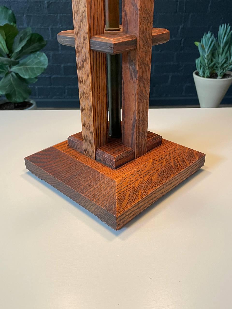 Arts & Craft Mission Oak Oak lampe de table avec verre Slag en vente 3