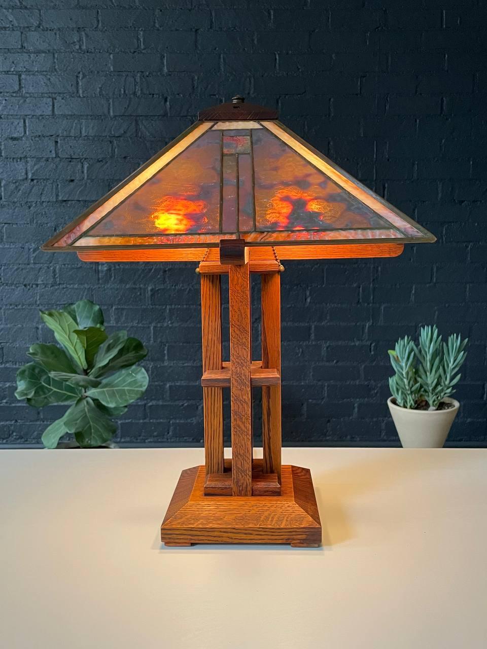 Américain Arts & Craft Mission Oak Oak lampe de table avec verre Slag en vente