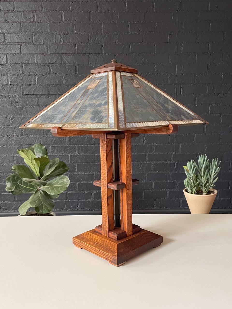 Arts & Craft Mission Oak Oak lampe de table avec verre Slag Bon état - En vente à Los Angeles, CA
