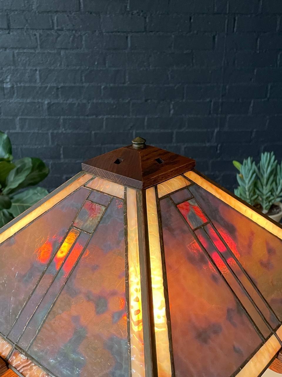 Milieu du XXe siècle Arts & Craft Mission Oak Oak lampe de table avec verre Slag en vente