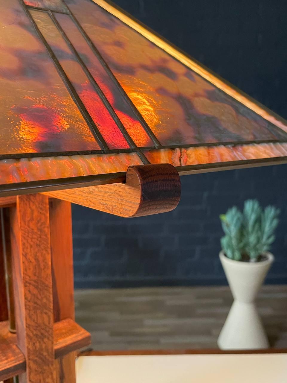 Arts & Craft Mission Oak Oak lampe de table avec verre Slag en vente 1