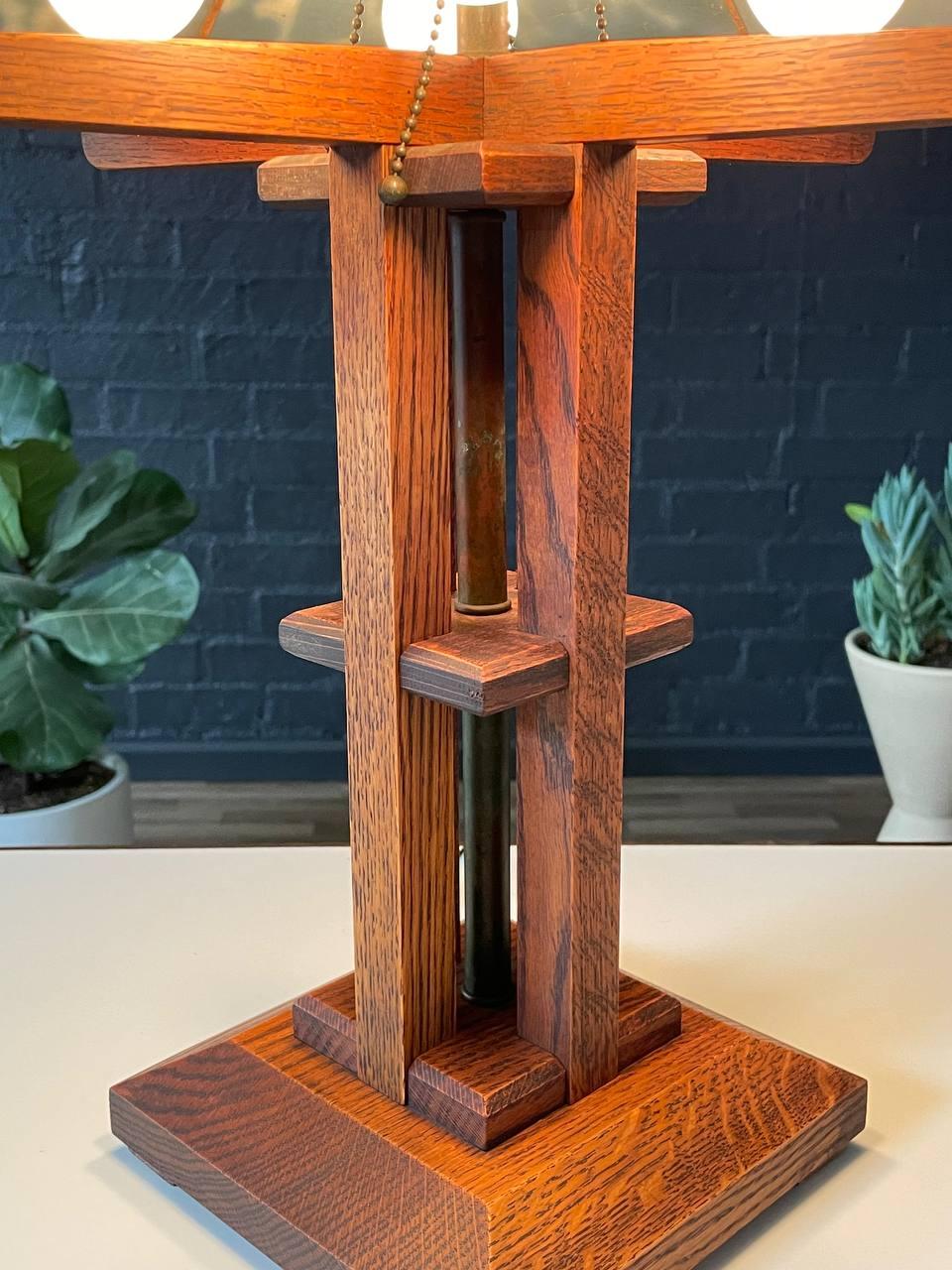 Arts & Craft Mission Oak Oak lampe de table avec verre Slag en vente 2