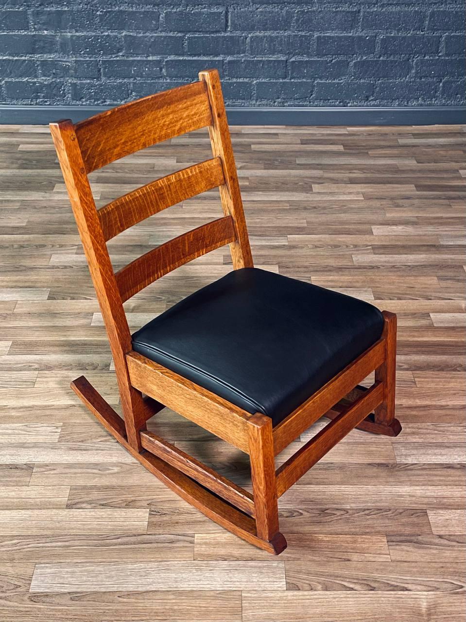 Arts & Craft Mission Tiger Eiche & Leder Schaukelstuhl von Stickley im Zustand „Gut“ im Angebot in Los Angeles, CA