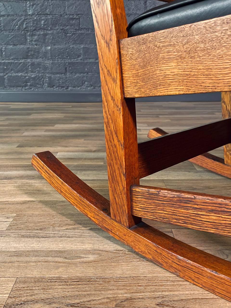 Arts & Craft Mission Tiger Eiche & Leder Schaukelstuhl von Stickley im Angebot 3