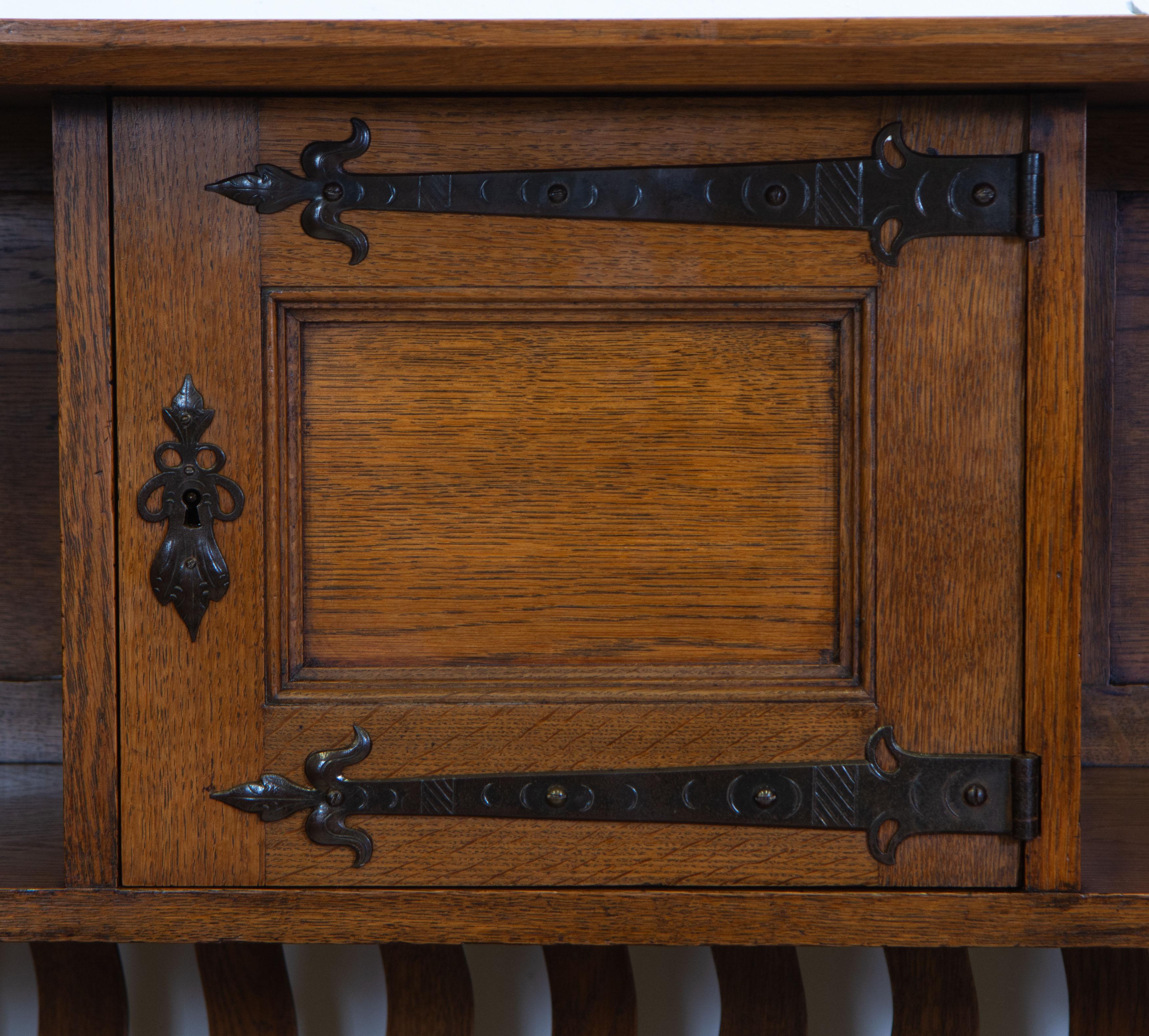 Arts & Craft Oak Sideboard Cabinet Liberty & Co Style Circa 1900 In Good Condition In Norwich, GB