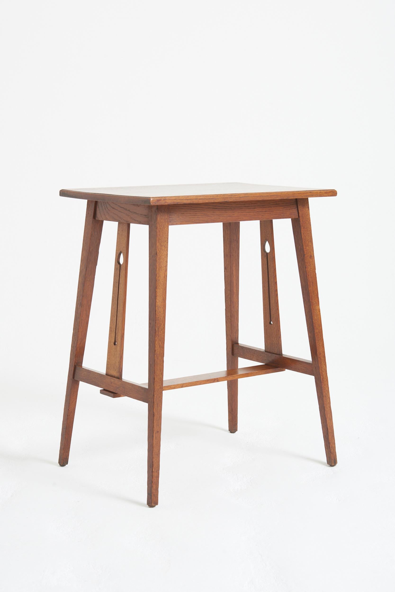 Table d'appoint en chêne de style Arts & Craft, à la manière d'EA Taylor
Angleterre, Vers 1900
