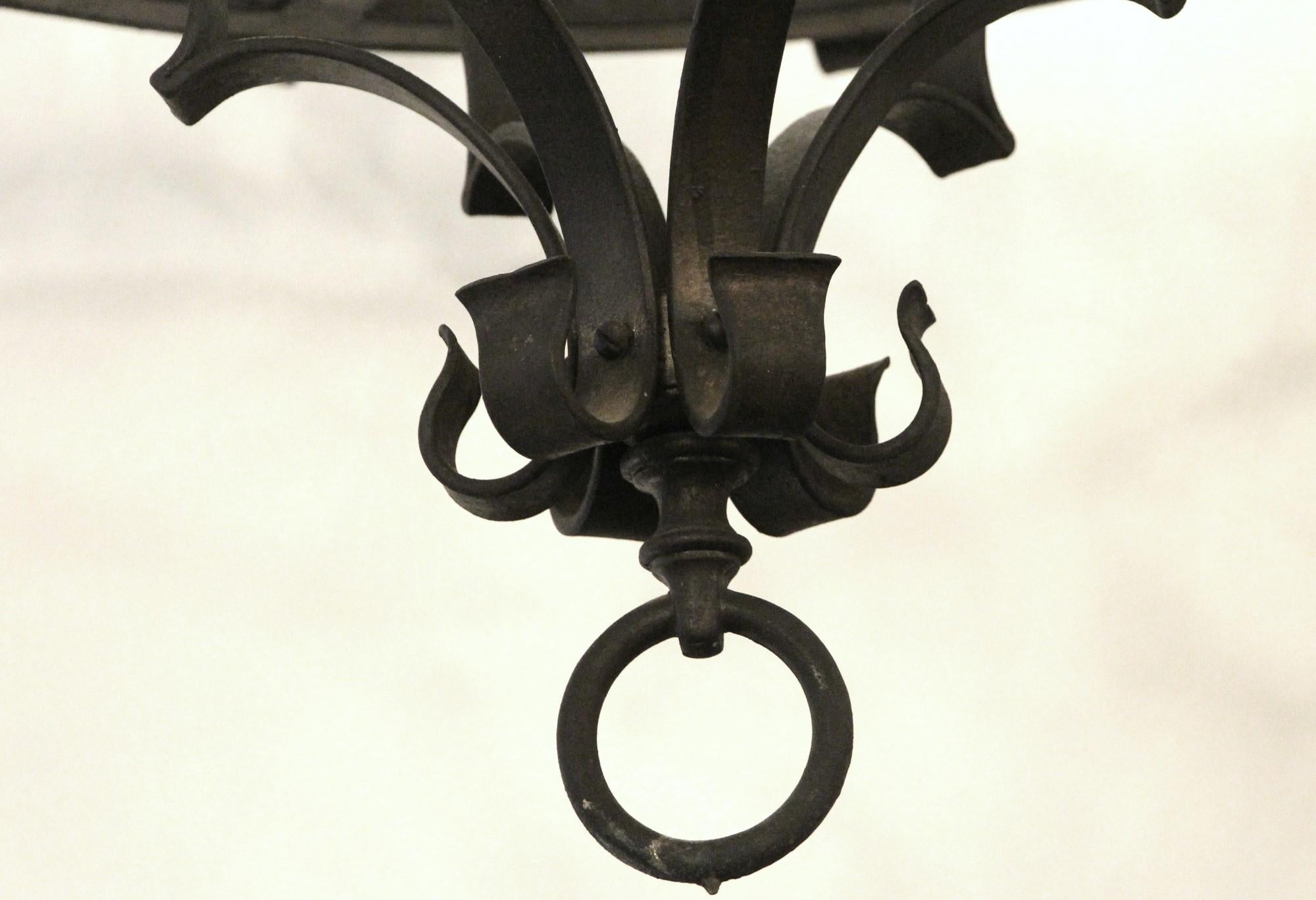 Arts and Crafts 12-Licht-Schmiedeeisen-Kronleuchter, großformatig, mit Kette, Schnörkeln (20. Jahrhundert) im Angebot