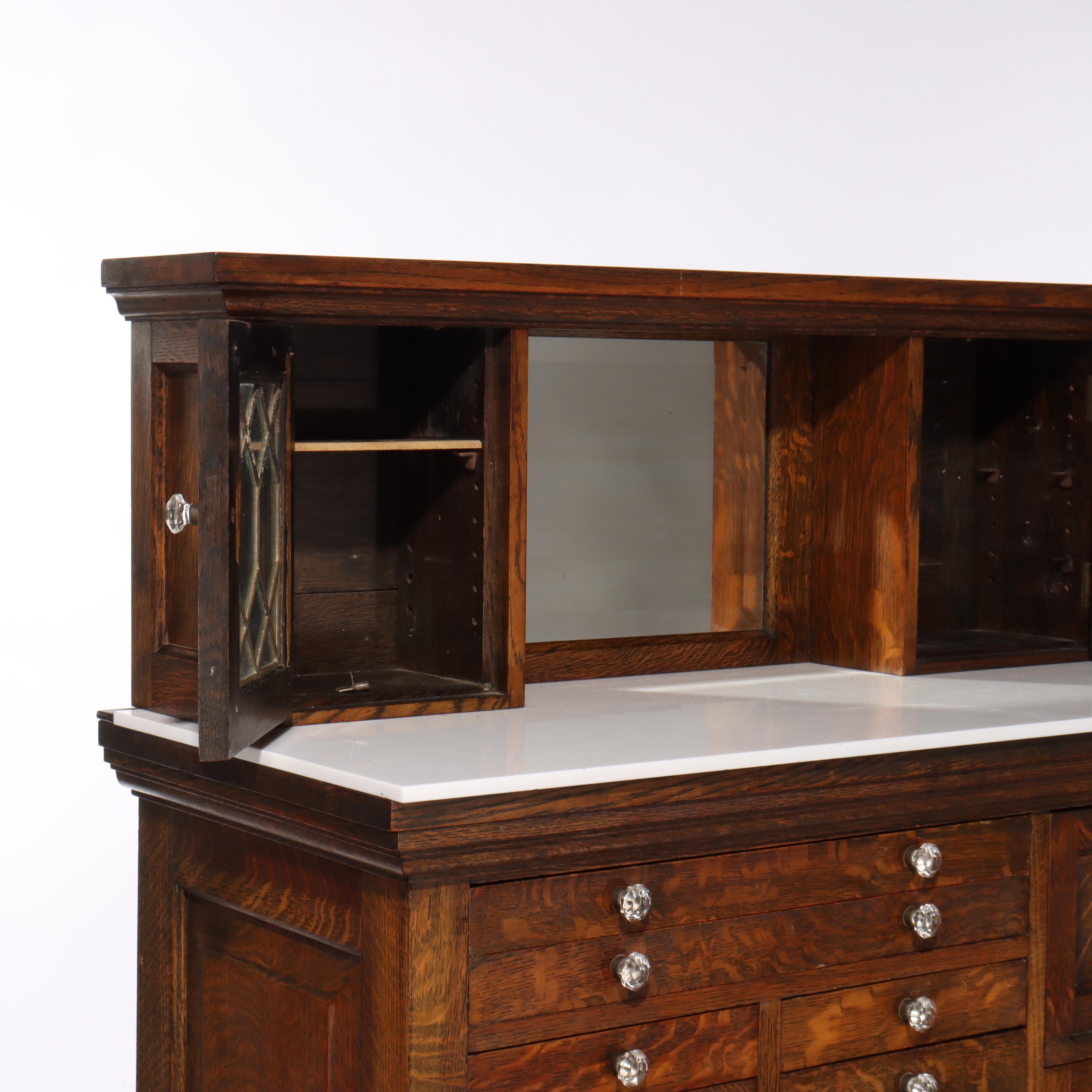 Arts and Crafts Cabinet dentaire à 18 tiroirs en chêne, verre au plomb et porcelaine Arts & Crafts C1910 en vente
