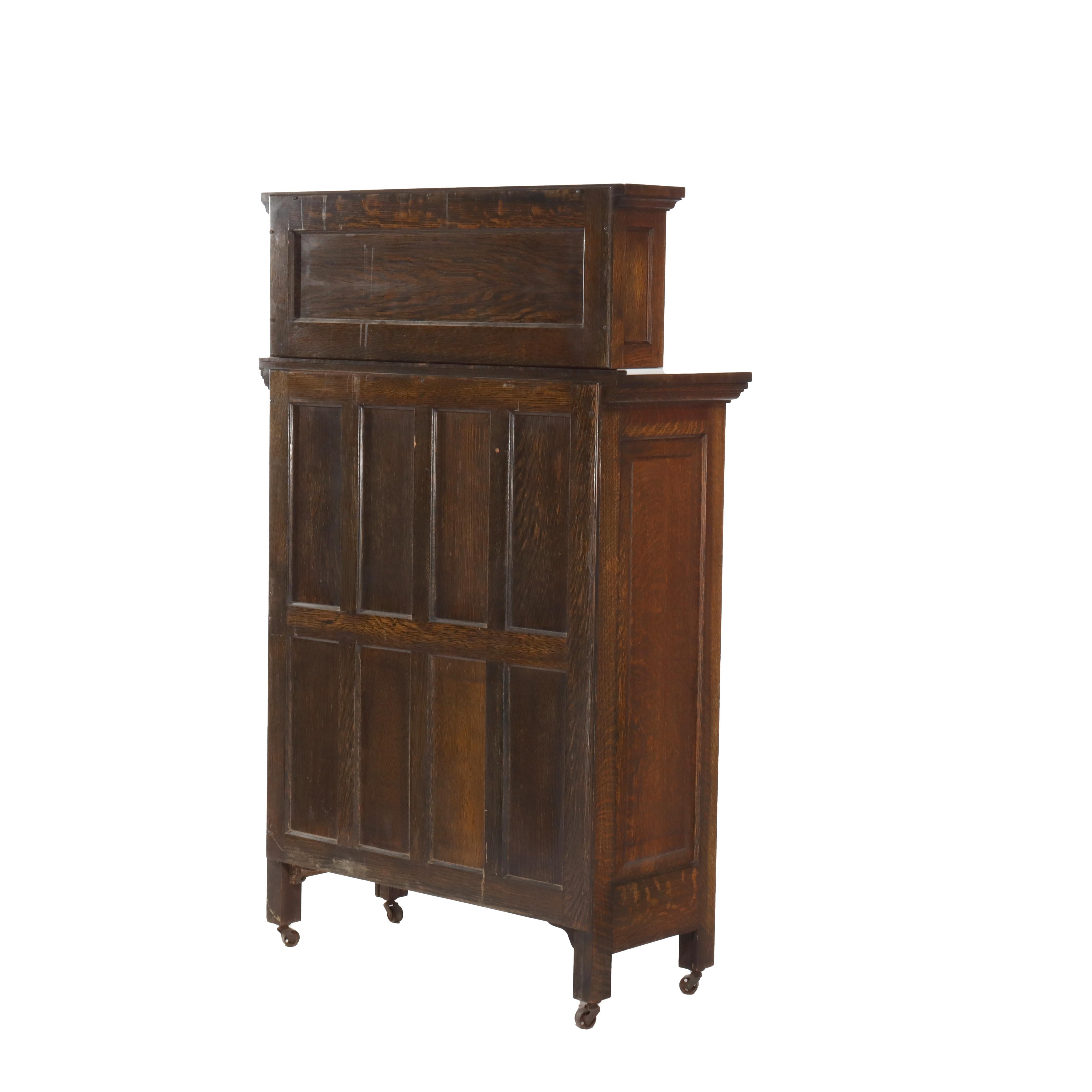 Cabinet dentaire à 18 tiroirs en chêne, verre au plomb et porcelaine Arts & Crafts C1910 Bon état - En vente à Big Flats, NY