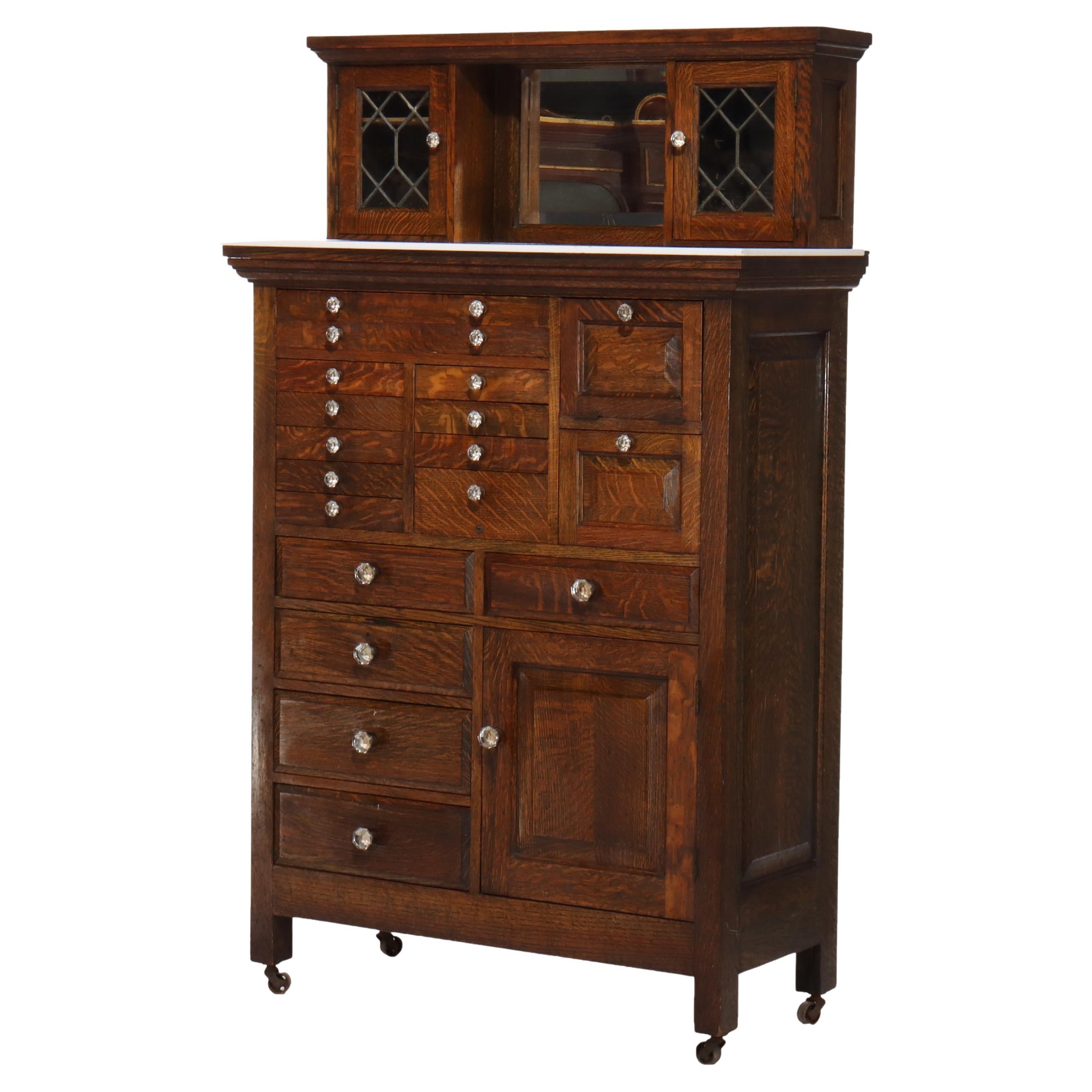 Cabinet dentaire à 18 tiroirs en chêne, verre au plomb et porcelaine Arts & Crafts C1910