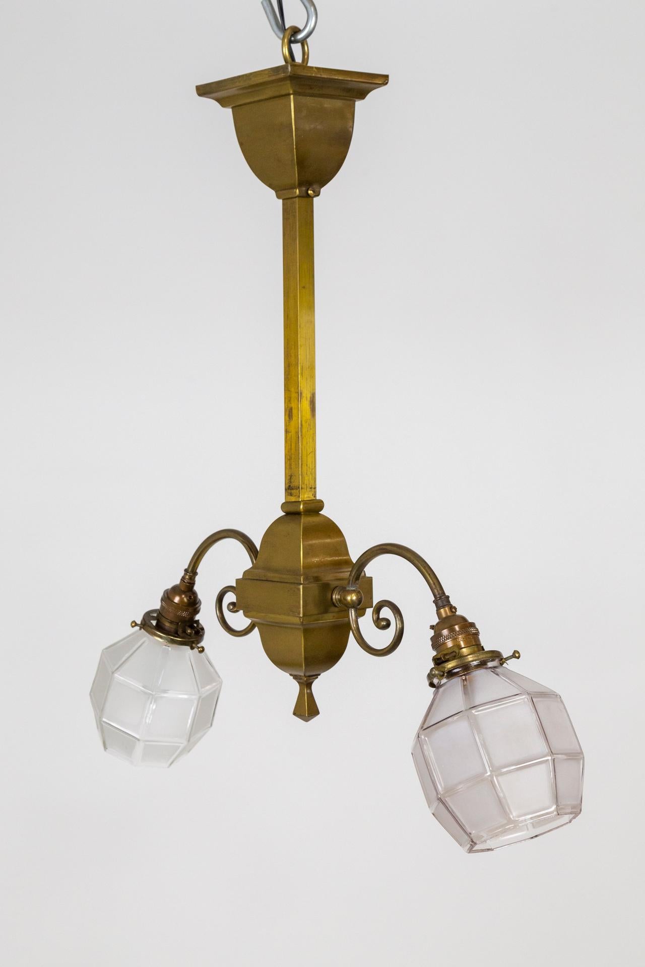 Arts and Crafts 2-Licht-Messing-Kronleuchter mit facettierten Glasschirmen, Paar im Angebot 6