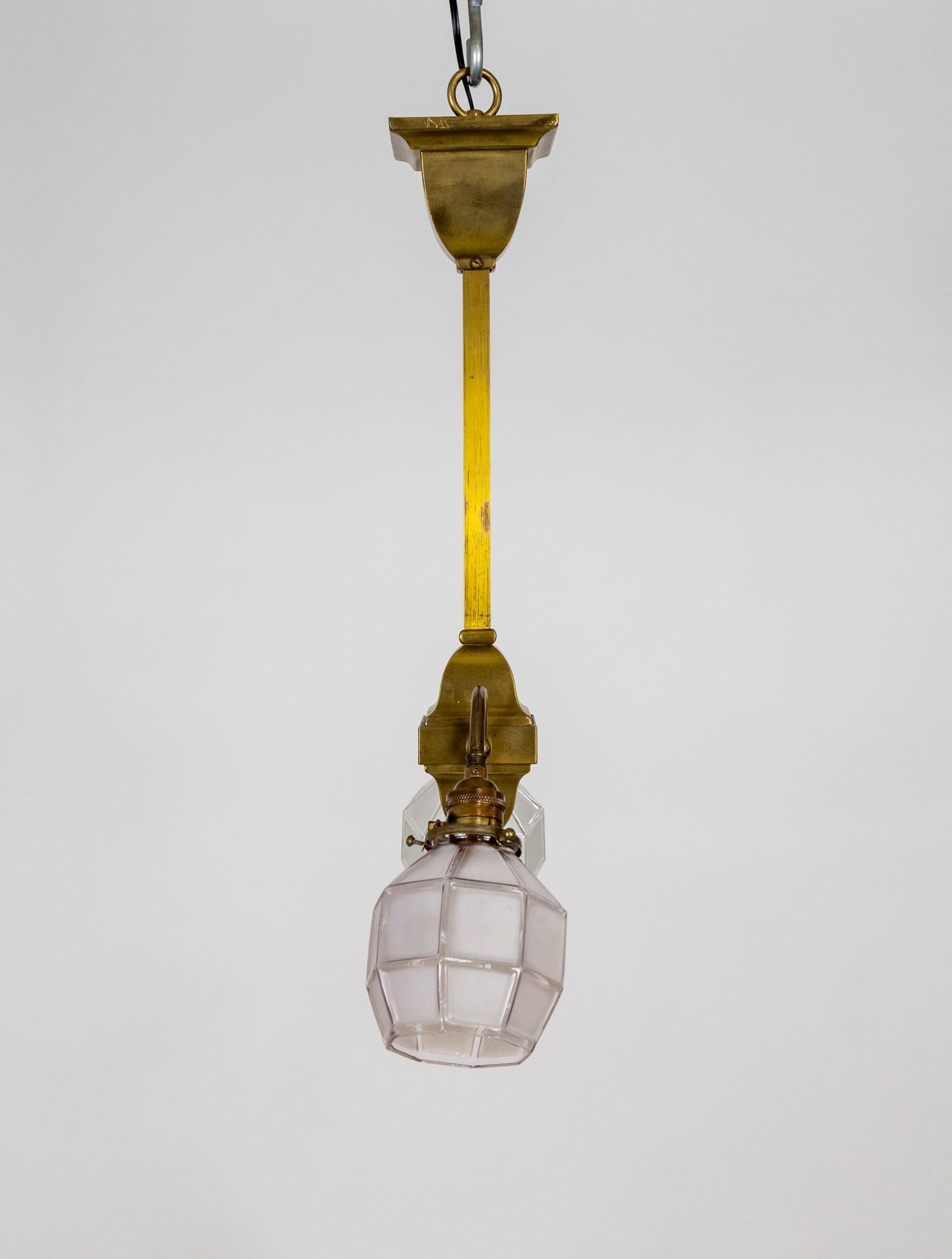 Arts and Crafts 2-Licht-Messing-Kronleuchter mit facettierten Glasschirmen, Paar im Angebot 7