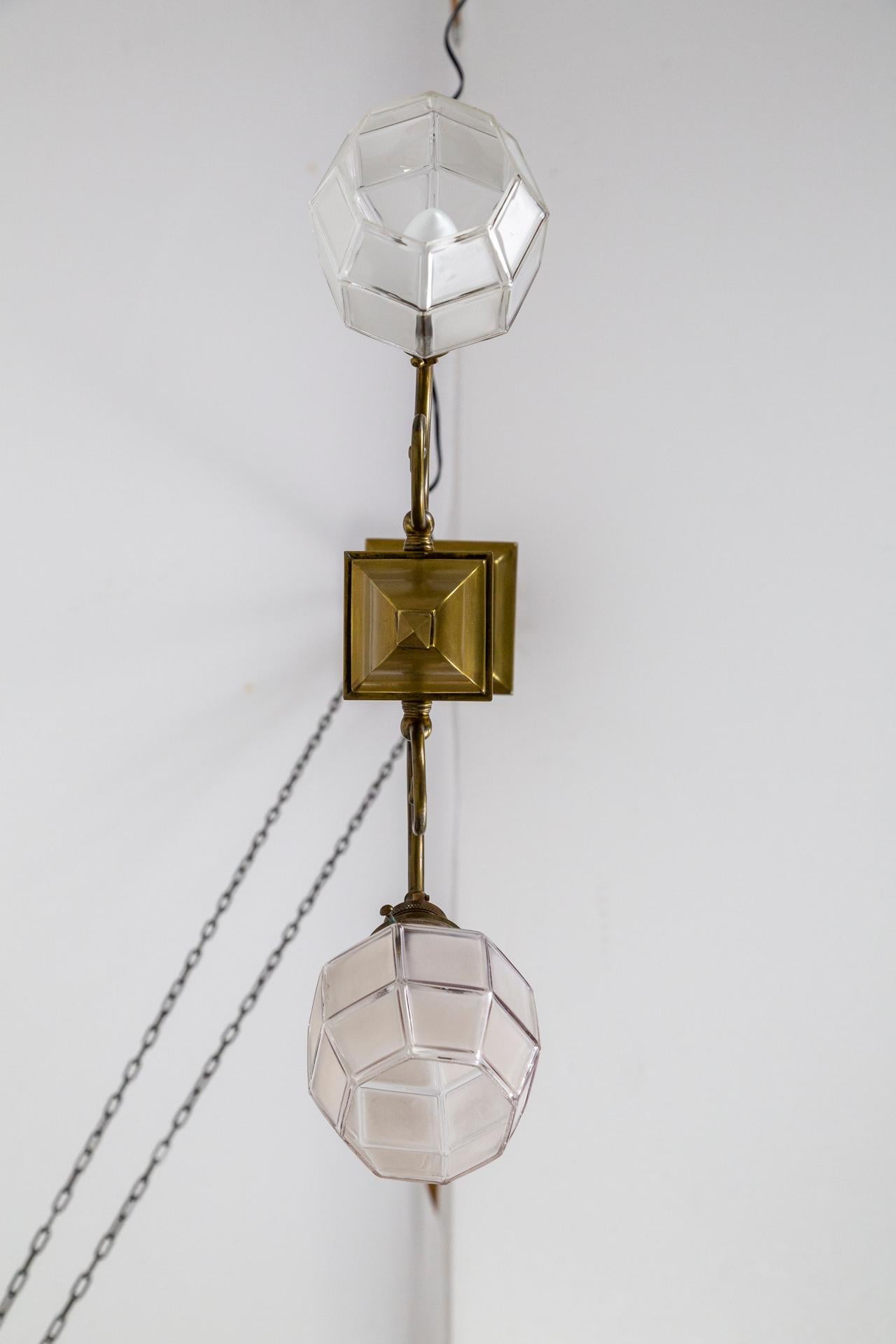 Arts and Crafts 2-Licht-Messing-Kronleuchter mit facettierten Glasschirmen, Paar im Angebot 8