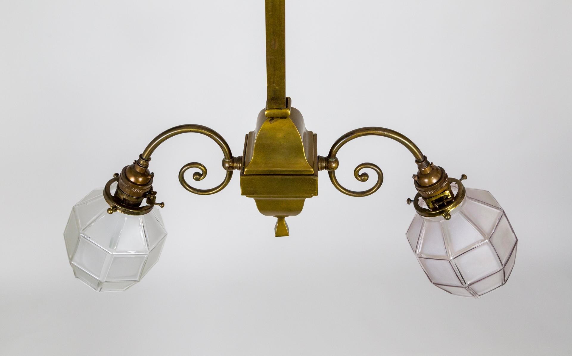 Arts and Crafts 2-Licht-Messing-Kronleuchter mit facettierten Glasschirmen, Paar im Angebot 5