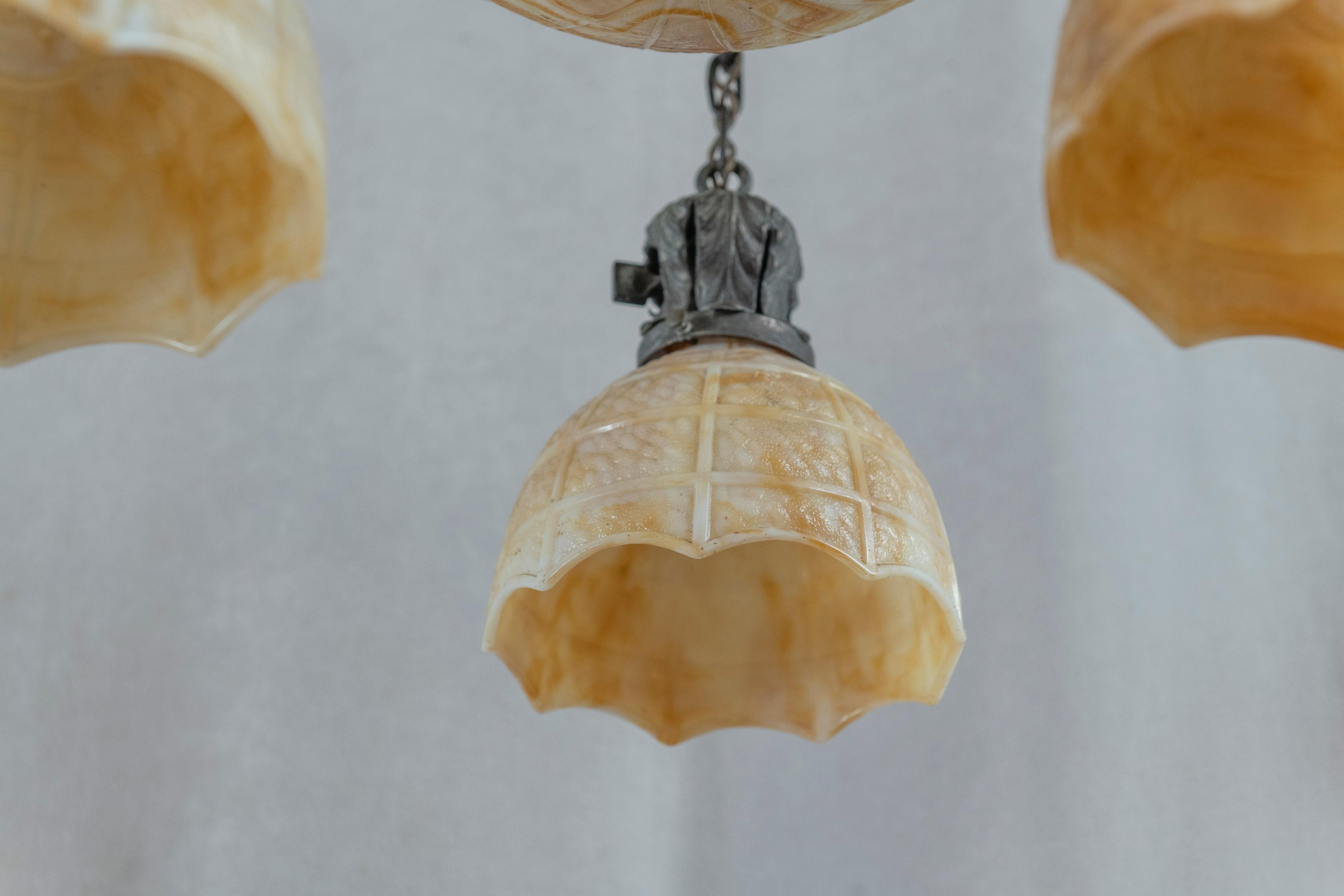 Arts and Crafts-Kronleuchter mit 4 Lichtern, Kuppelschirm in der Mitte und 3 Schirmen, Kokomo-Glas (amerikanisch) im Angebot