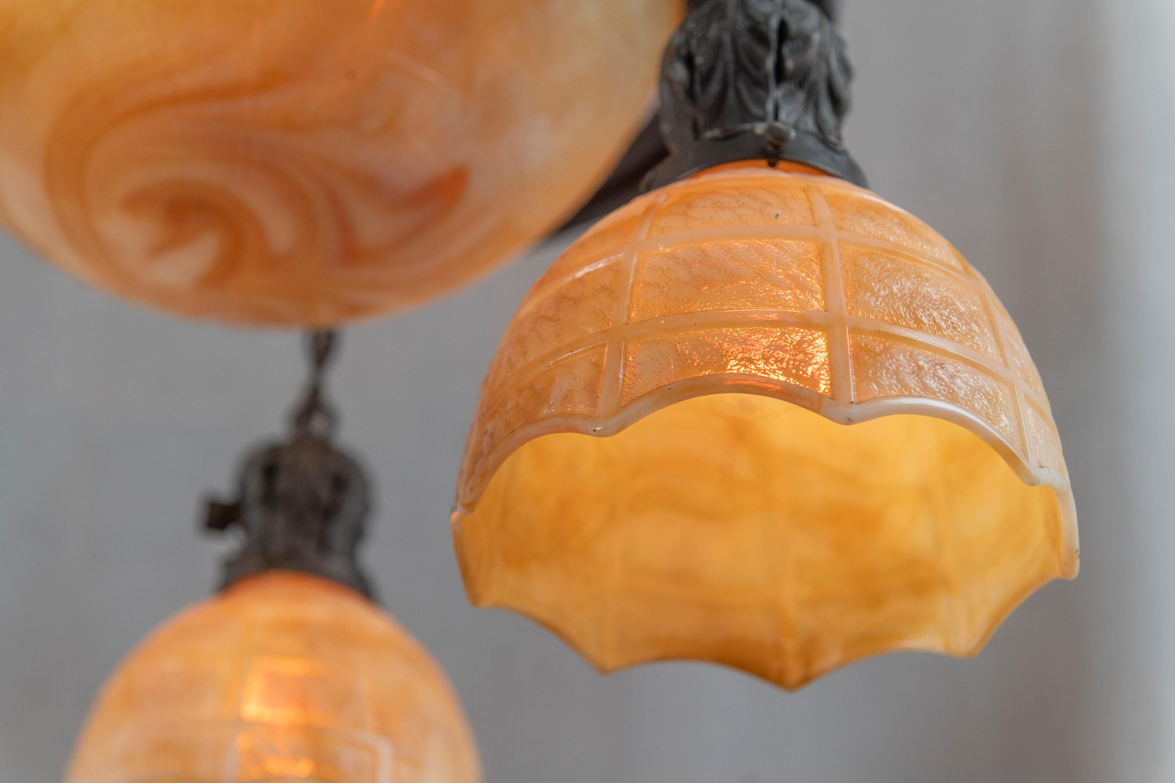 Américain Lustre Arts & Crafts 4 lumières, abat-jour central en forme de dôme et 3 abat-jour en verre Kokomo en vente