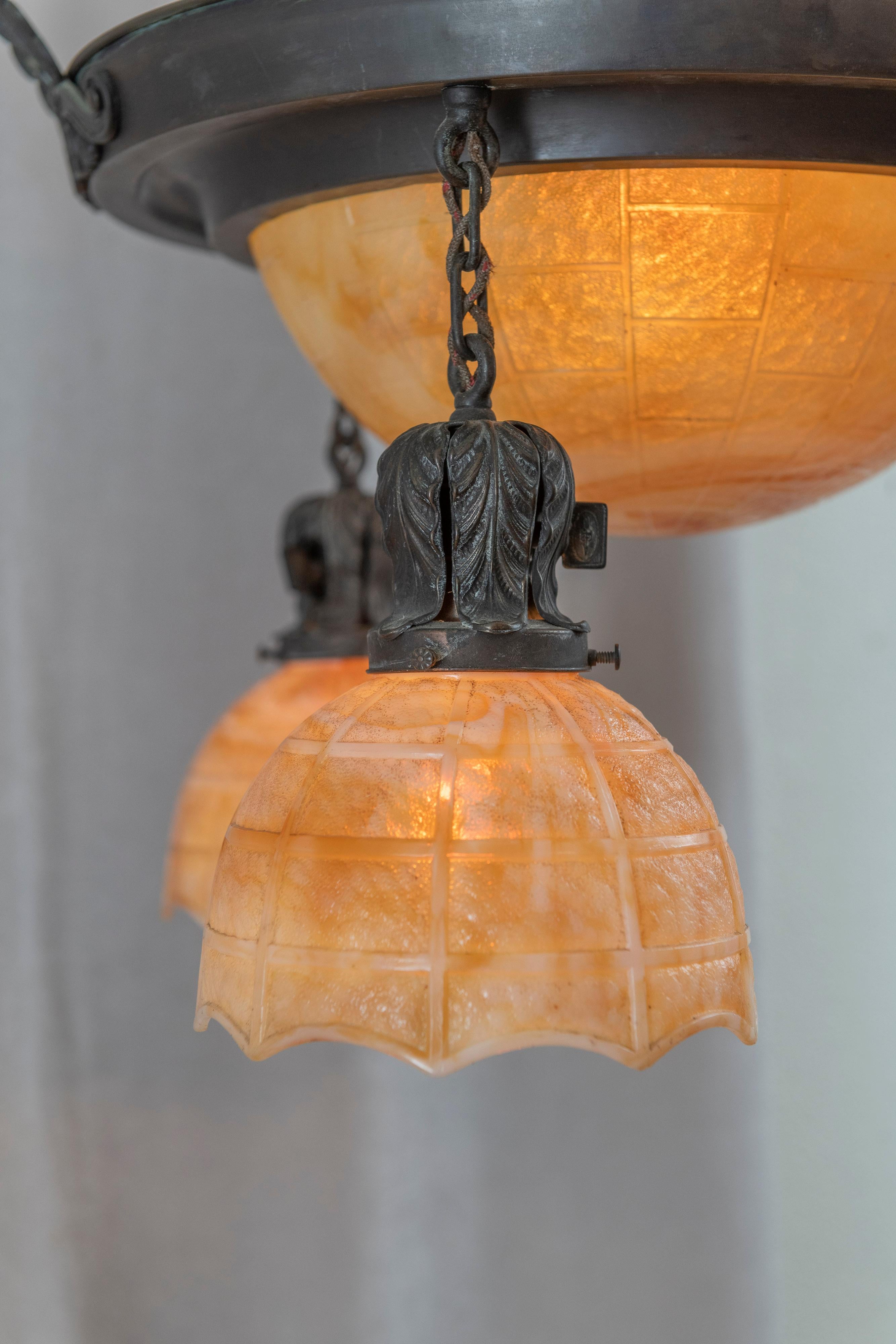 Arts and Crafts-Kronleuchter mit 4 Lichtern, Kuppelschirm in der Mitte und 3 Schirmen, Kokomo-Glas im Zustand „Hervorragend“ im Angebot in Petaluma, CA