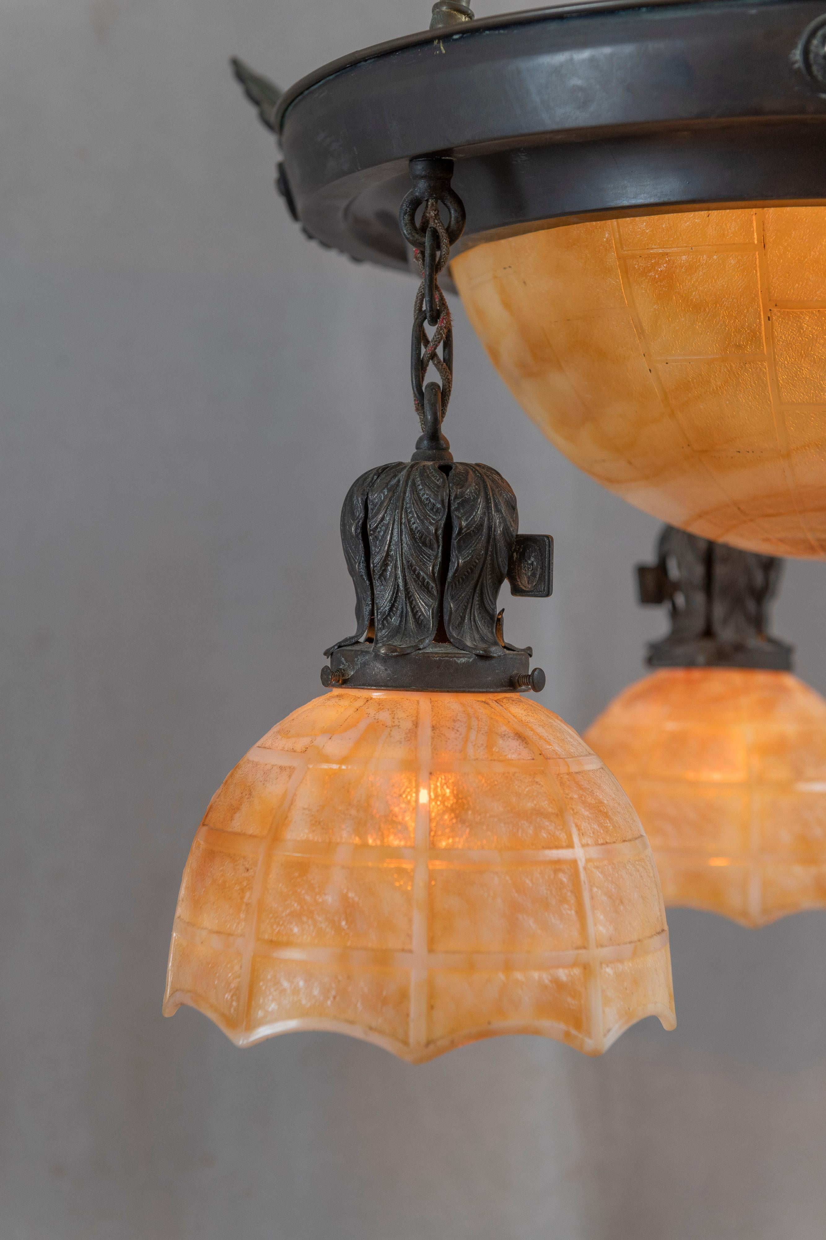 Arts and Crafts-Kronleuchter mit 4 Lichtern, Kuppelschirm in der Mitte und 3 Schirmen, Kokomo-Glas (Frühes 20. Jahrhundert) im Angebot