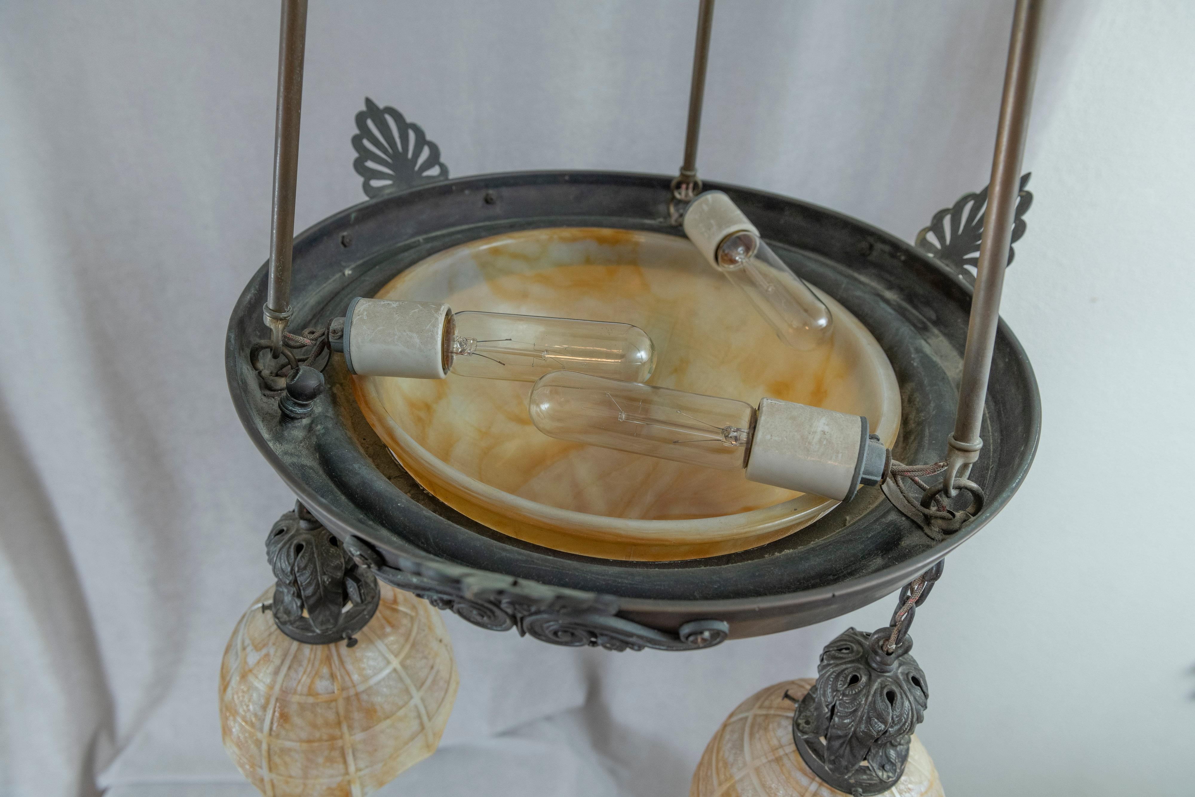 Début du 20ème siècle Lustre Arts & Crafts 4 lumières, abat-jour central en forme de dôme et 3 abat-jour en verre Kokomo en vente