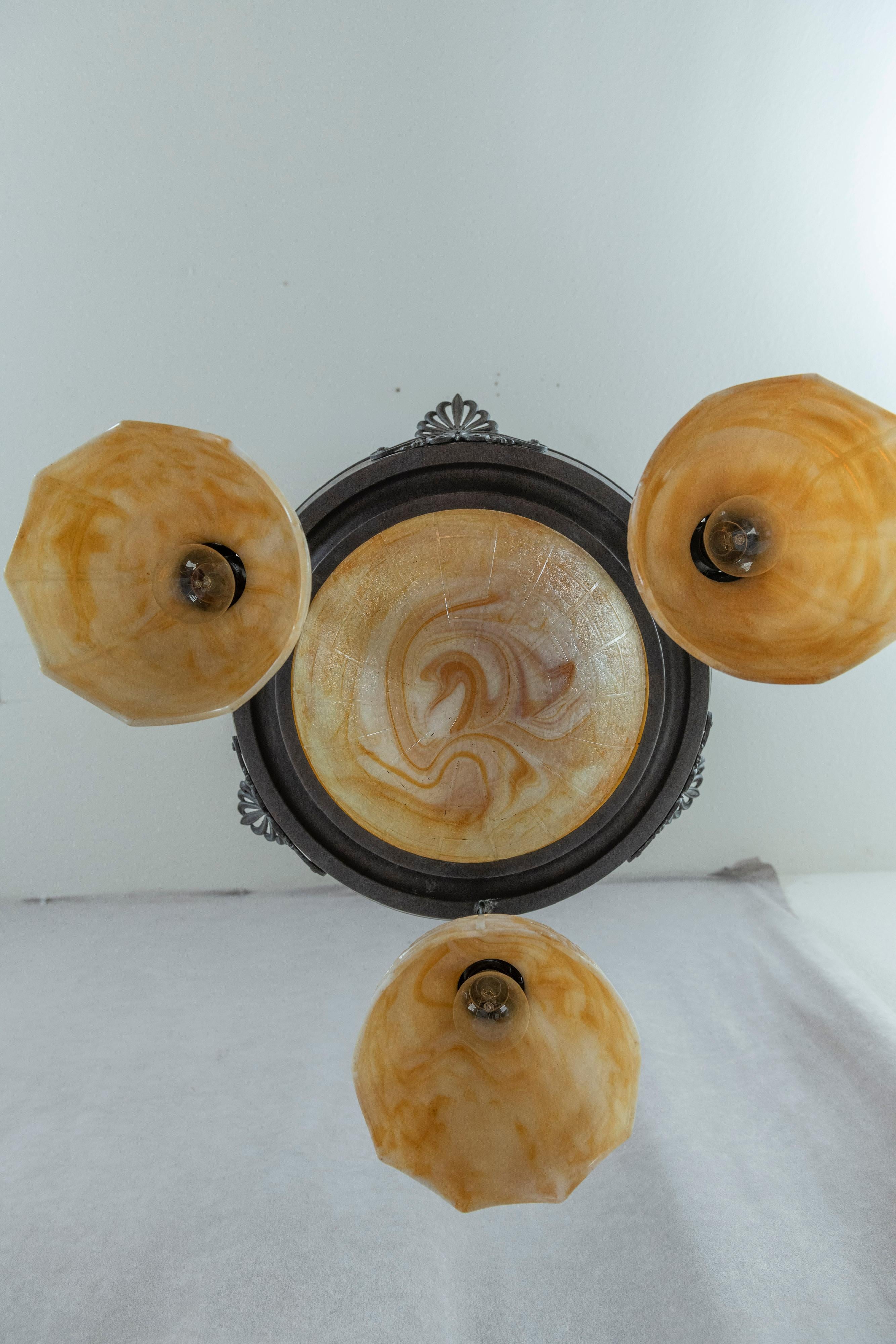 Arts and Crafts-Kronleuchter mit 4 Lichtern, Kuppelschirm in der Mitte und 3 Schirmen, Kokomo-Glas im Angebot 1