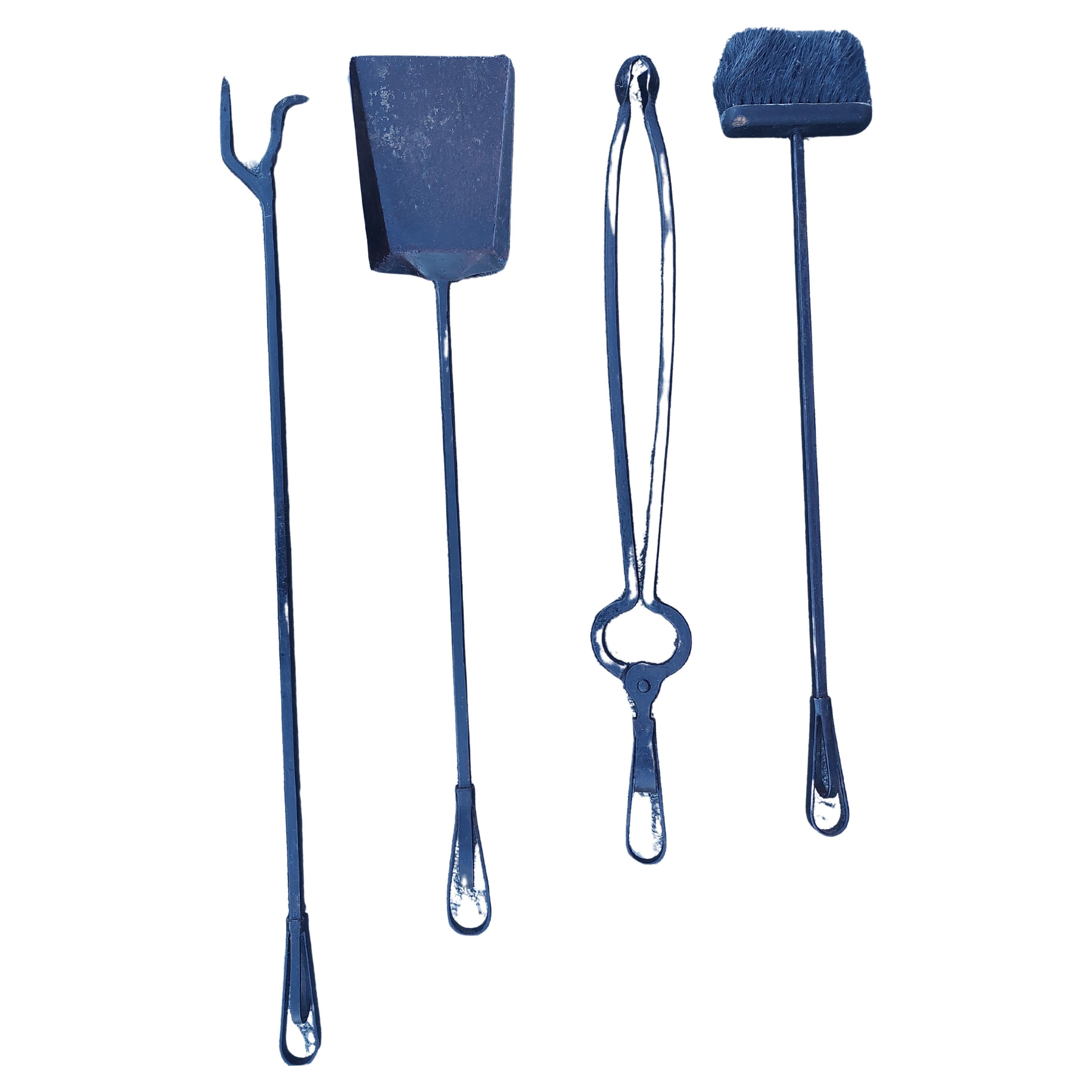 Américain Arts et artisanat  Ensemble d'outils de cheminée en fer martelé à la main 5 pièces d'Adirondack en vente