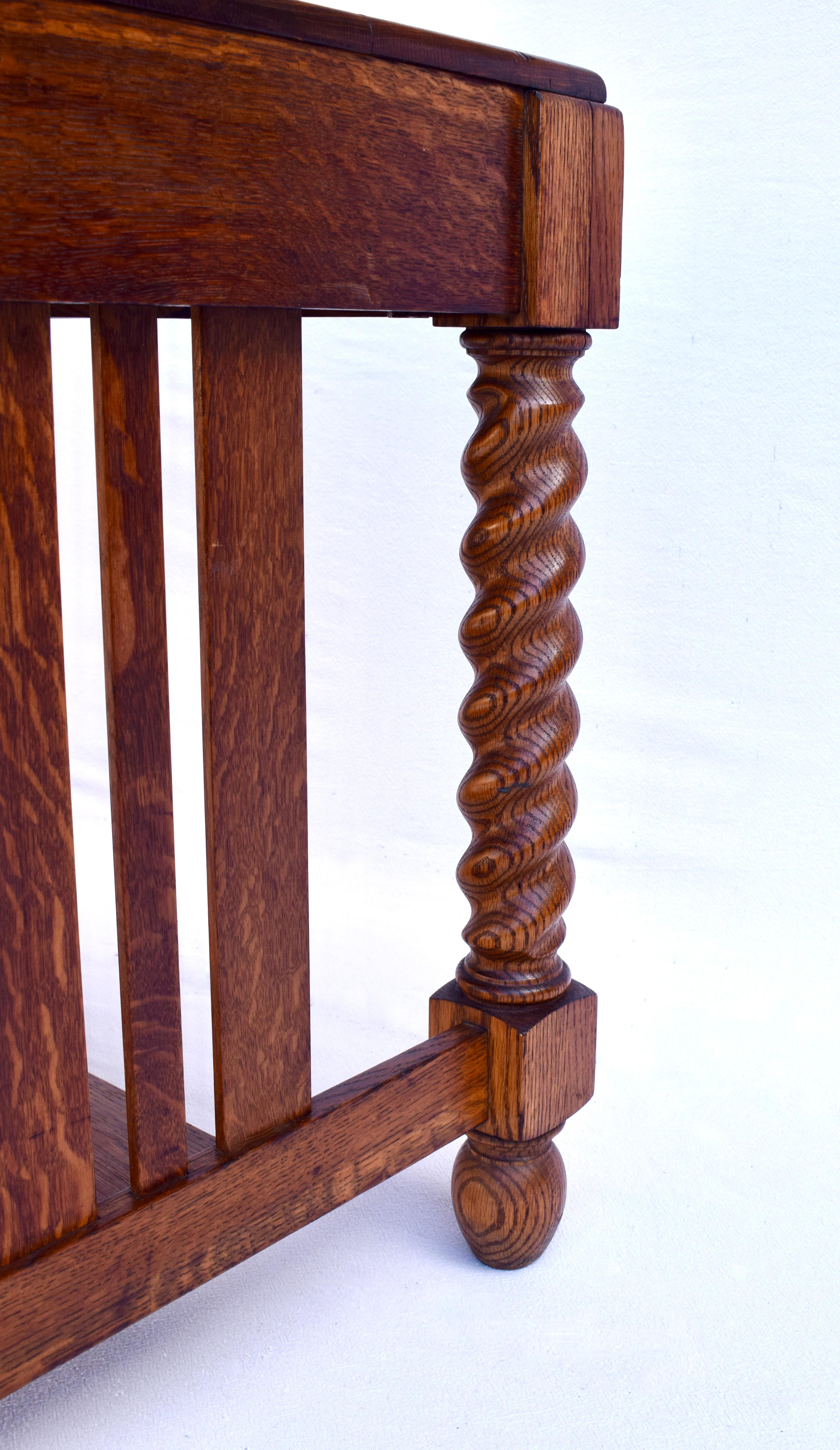 Table de bibliothèque en Oak Oak avec pieds torsadés en orge (Arts & Crafts American Oak Library Table Desk With Barley Twist Legs) en vente 6