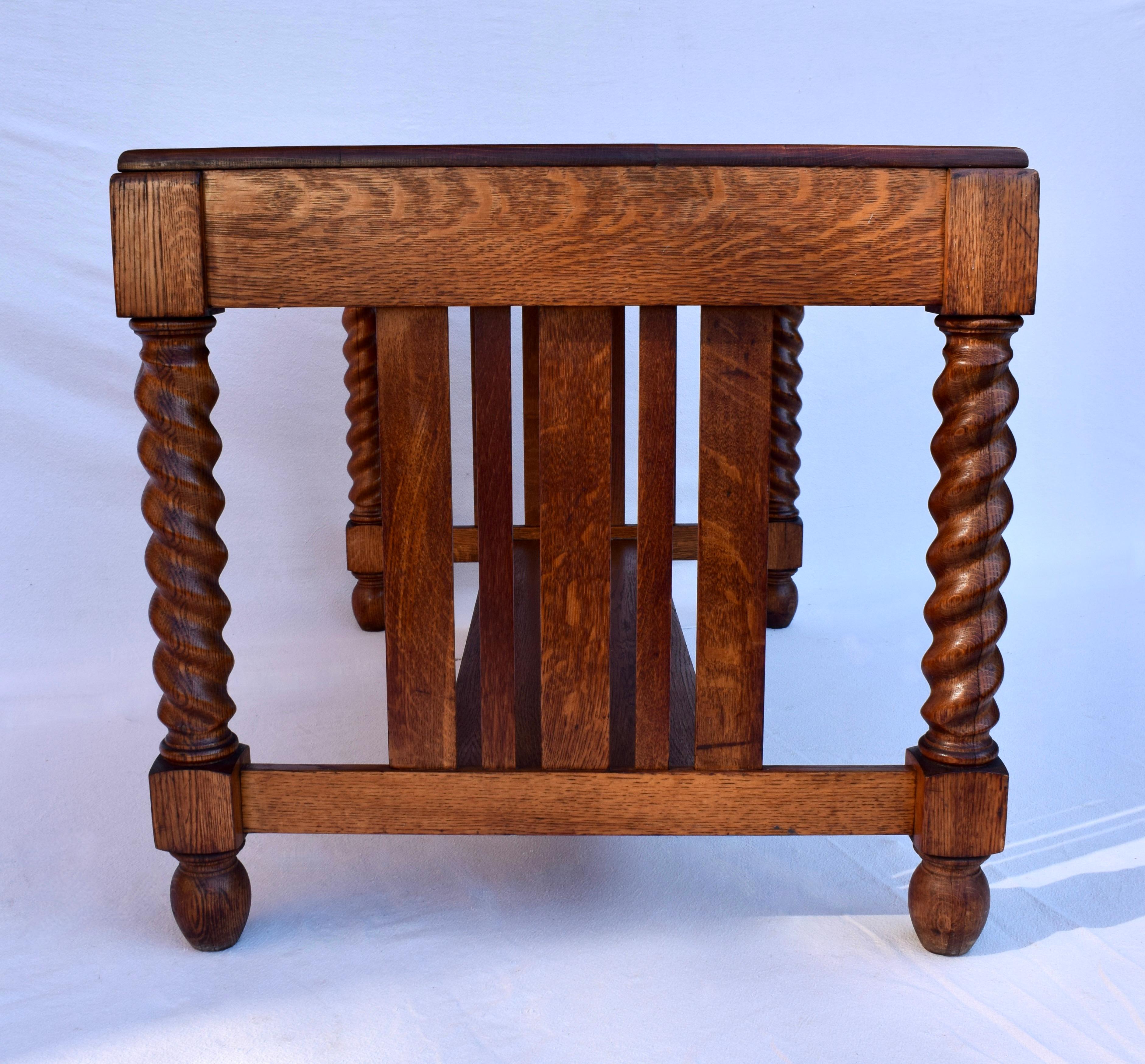 Fin du XIXe siècle Table de bibliothèque en Oak Oak avec pieds torsadés en orge (Arts & Crafts American Oak Library Table Desk With Barley Twist Legs) en vente
