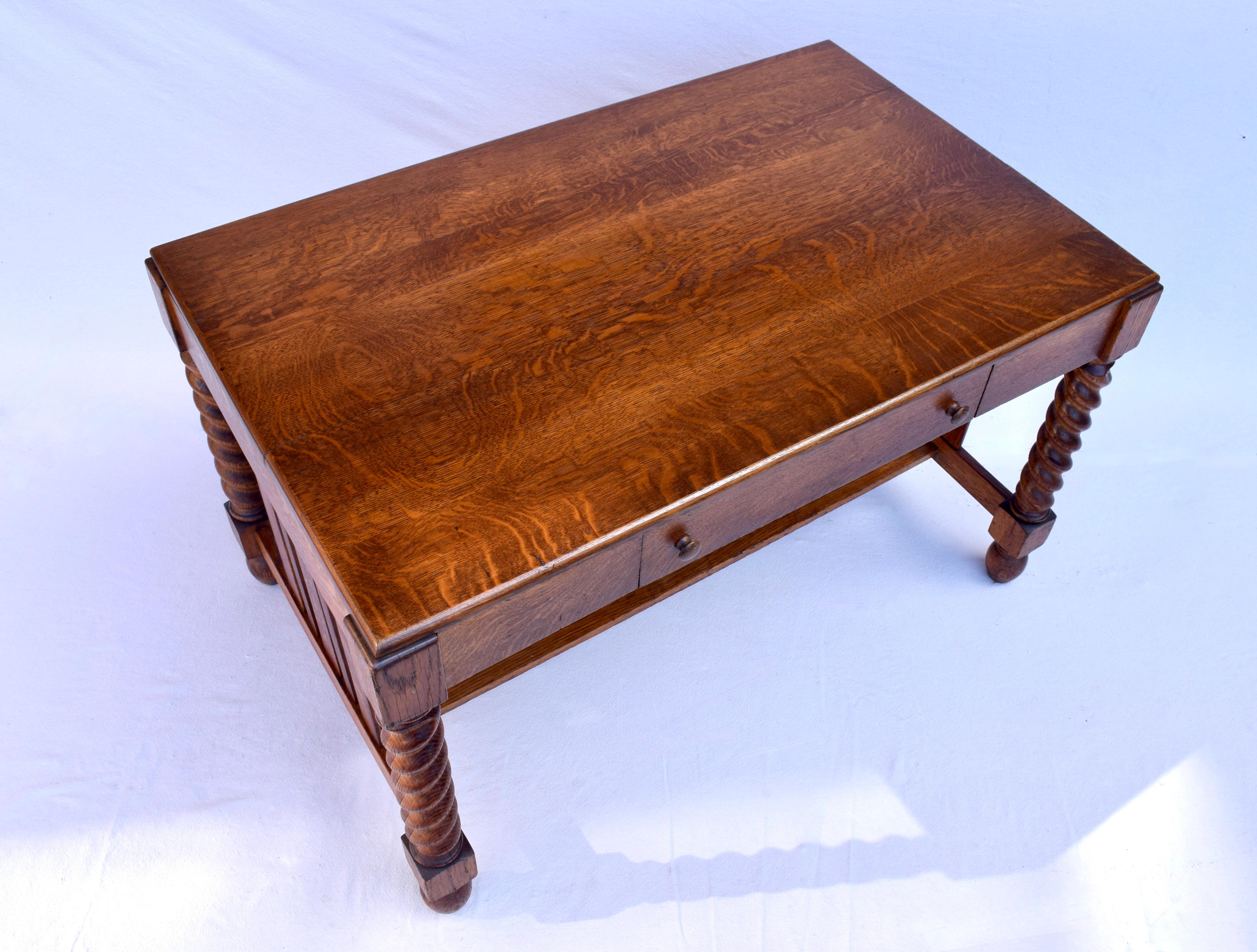 Table de bibliothèque en Oak Oak avec pieds torsadés en orge (Arts & Crafts American Oak Library Table Desk With Barley Twist Legs) en vente 2