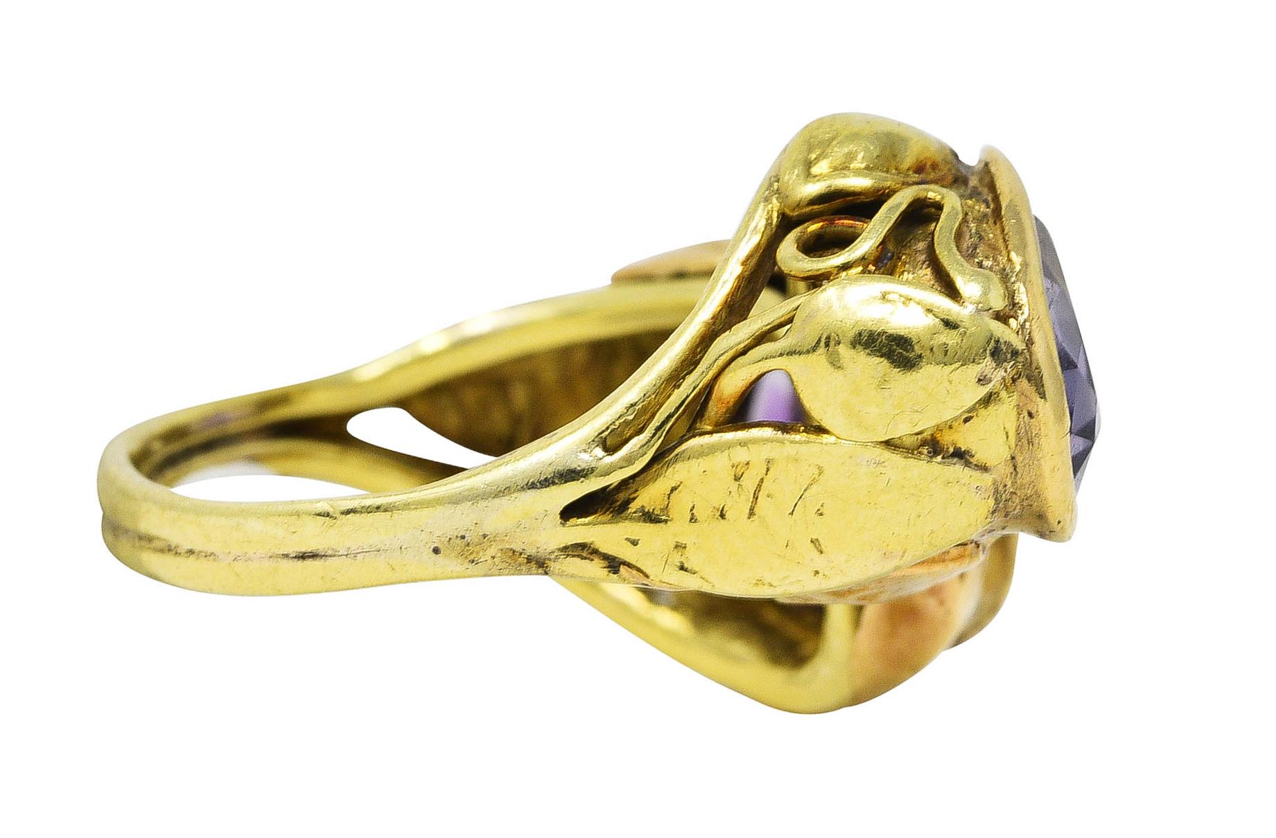 Arts and Crafts Amethyst 14 Karat zweifarbiger antiker Goldring mit Blattwerk (Ovalschliff) im Angebot