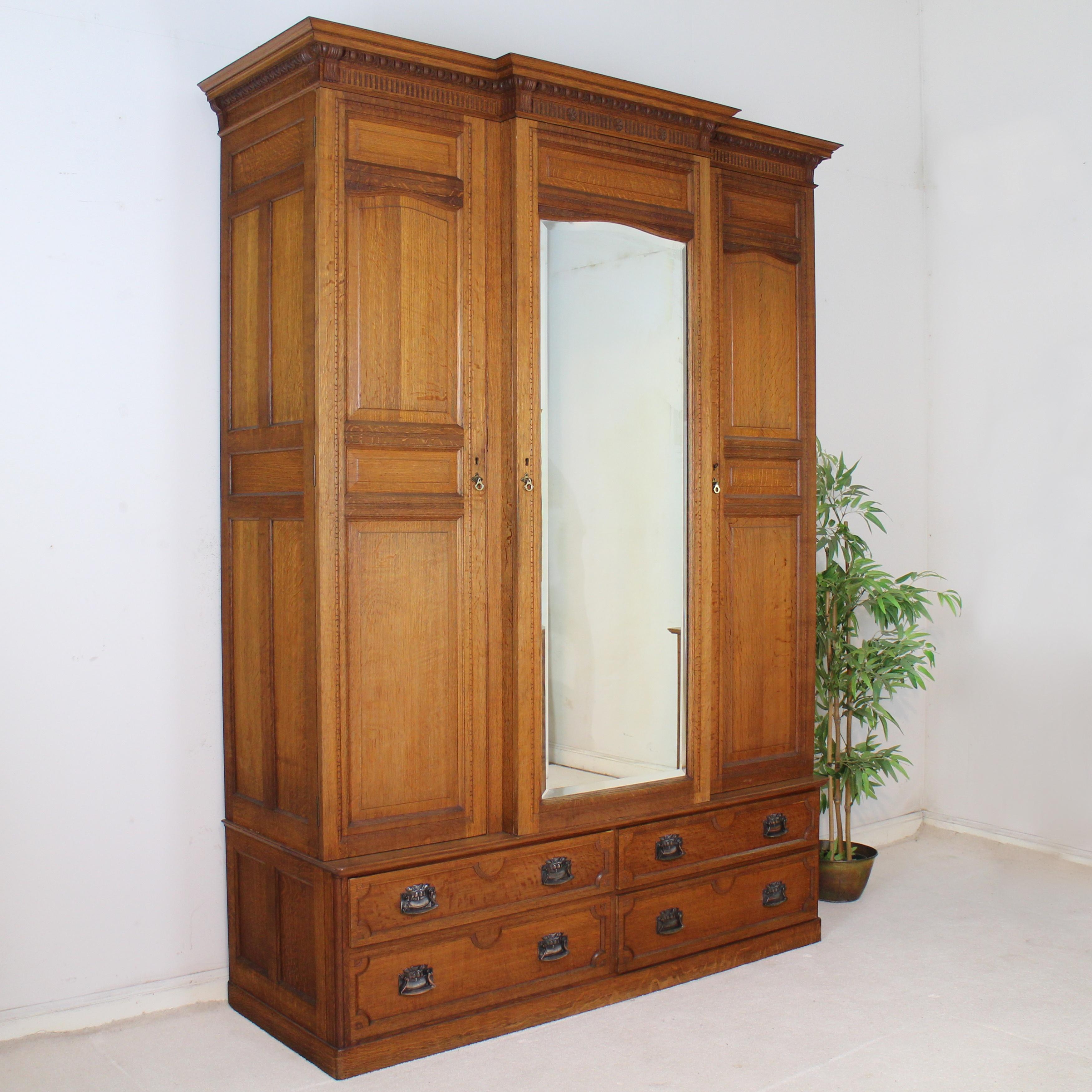 A superb quality four piece oak bedroom suite attributed to Maple & Co of London and dating to the late 19th/early 20th century. In golden quarter-sawn oak this beautiful suite features egg and dart moldings with fluting and floral emblems to the
