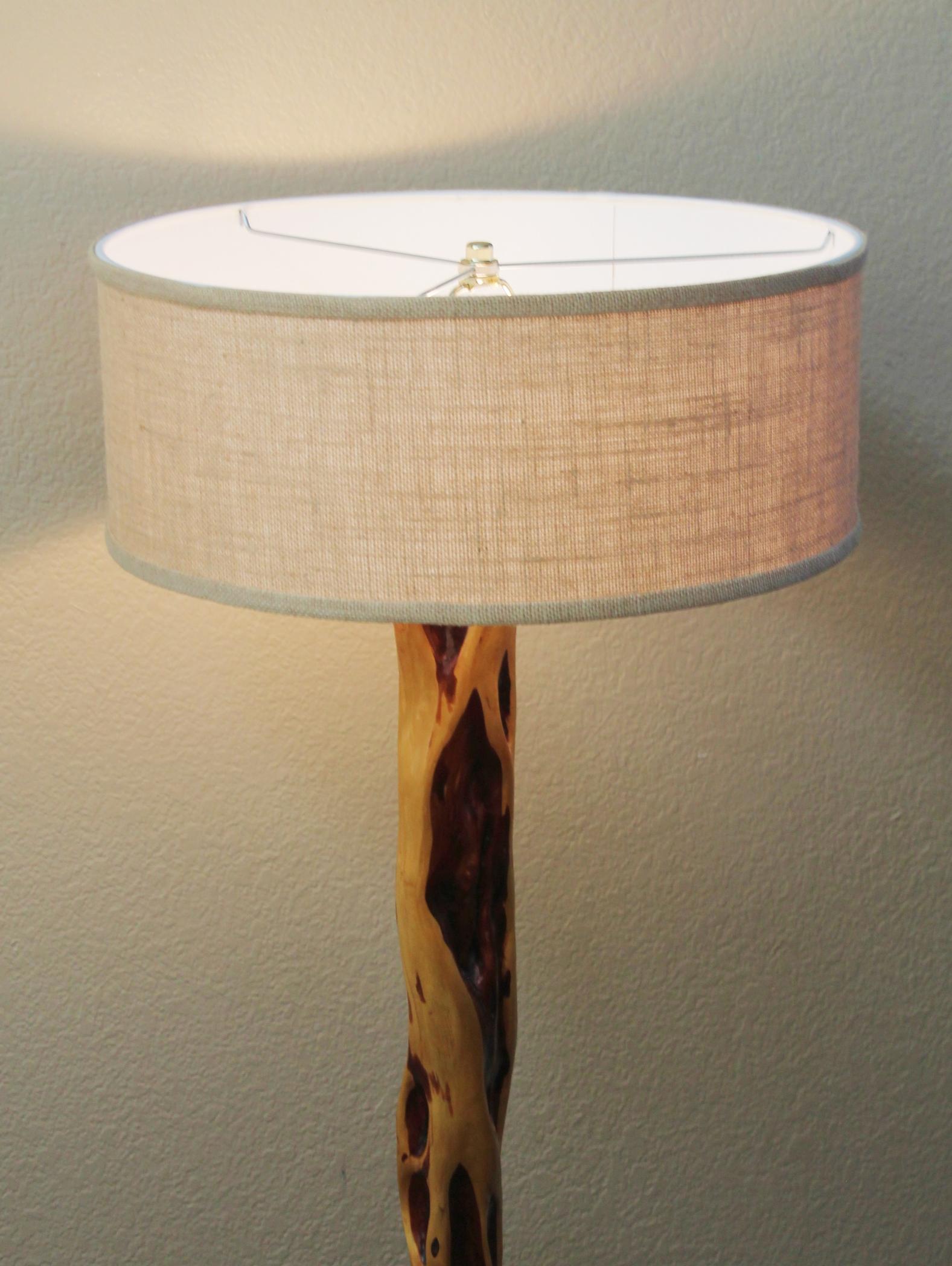 Arts & Crafts Arizona Eisenholz-Stehlampe mit naturfarbener Kante, MCM 1955 nach Nakashima, Arts and Crafts im Angebot 1