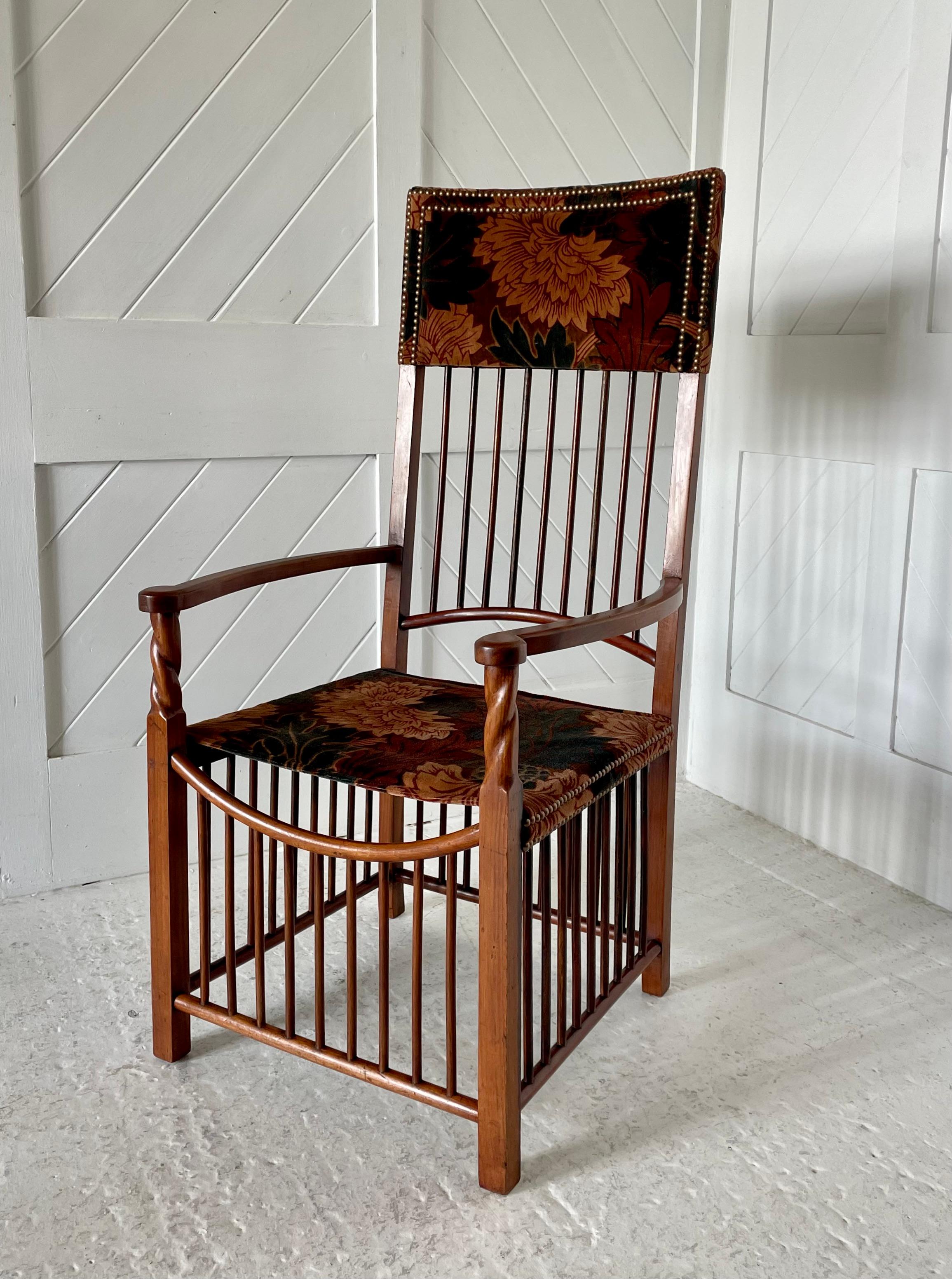 Magnifique chaise à fuseau tourné Liberty & Co, de style Arts and Crafts, avec des accoudoirs en forme et des supports torsadés, recouverte d'un tissu en velours d'origine Arts and Crafts.

Noyer

Circa 1900

Hauteur 115 cm. Largeur 58 cm. 