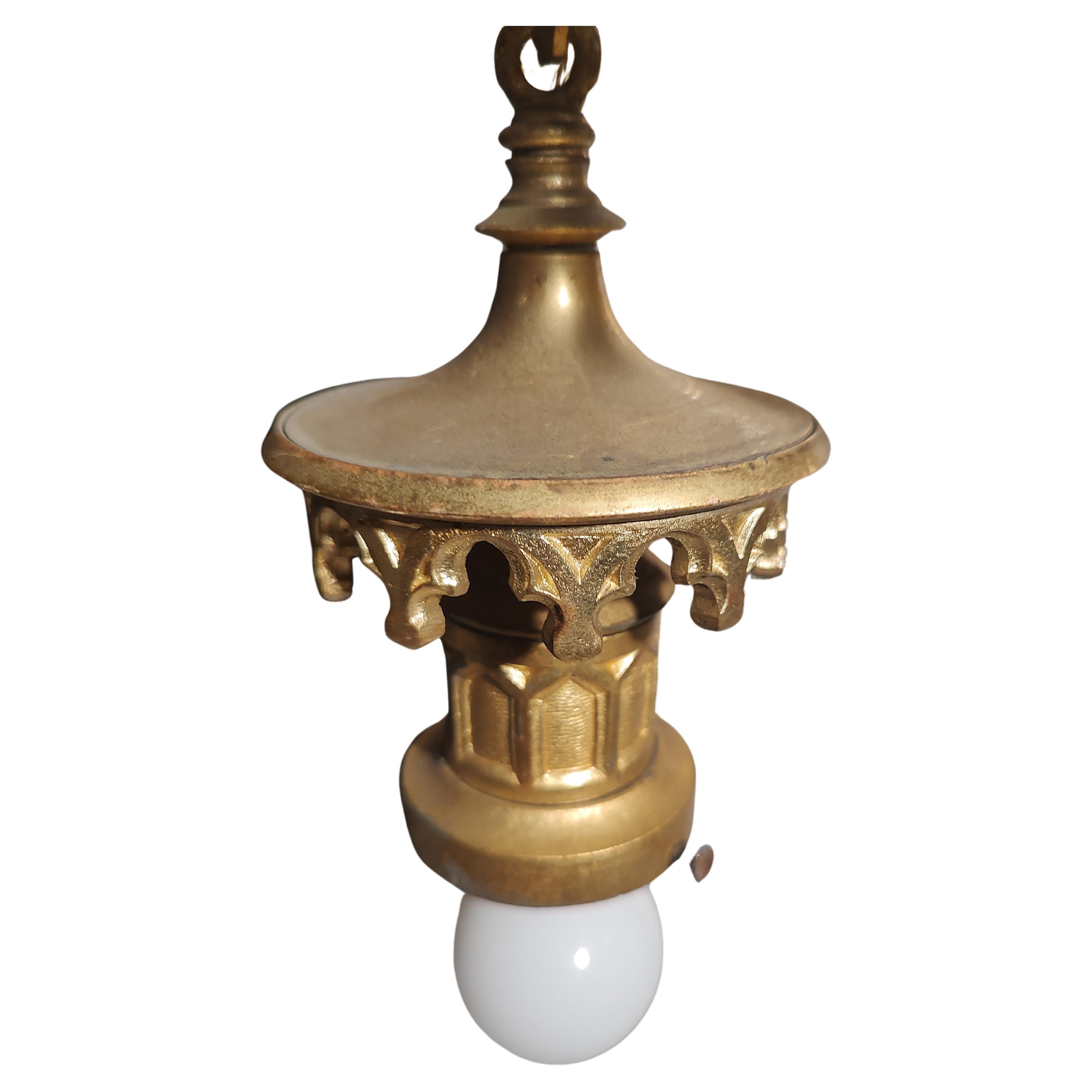 Spettacolare lampadario in ottone massiccio Arts & Crafts Art Deco Gilt a 6 luci. Completamente restaurato con cablaggio, prese, catene e tettoie nuove. Si tratta di un pezzo meraviglioso con una presenza imponente che ha trascorso la sua prima vita
