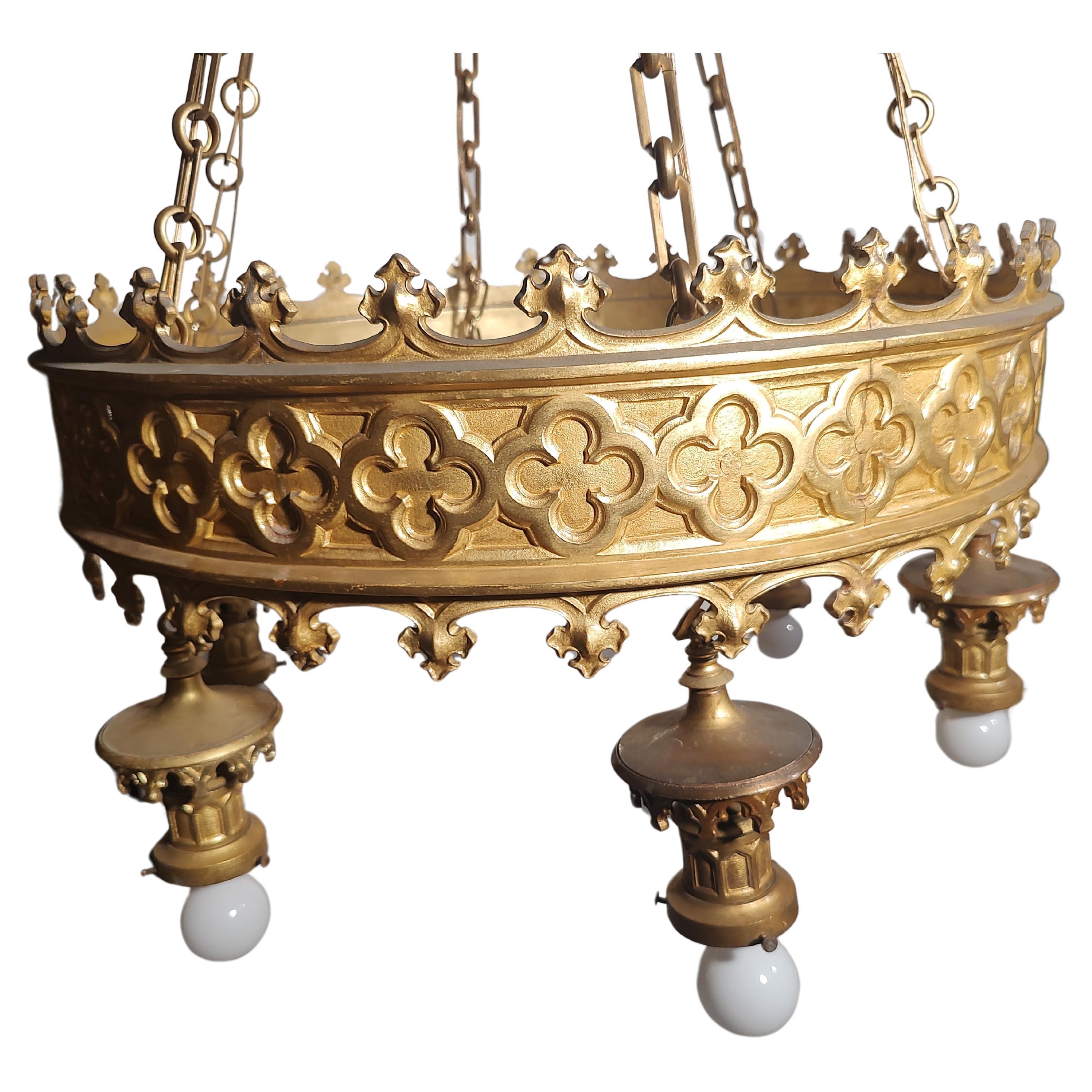 Calco Lampadario a 6 luci in ottone dorato Art & Crafts di un teatro del New Jersey in vendita