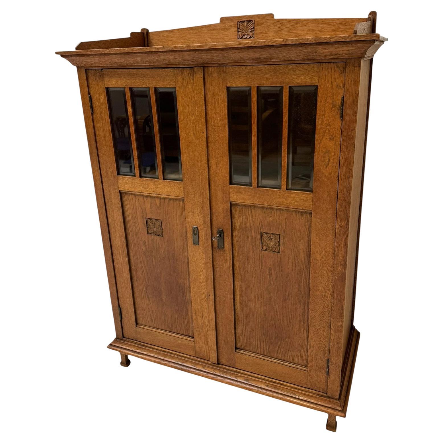 Arts 
Crafts Art Nouveau Bookcase with Beveled Glass, 1900s en venta