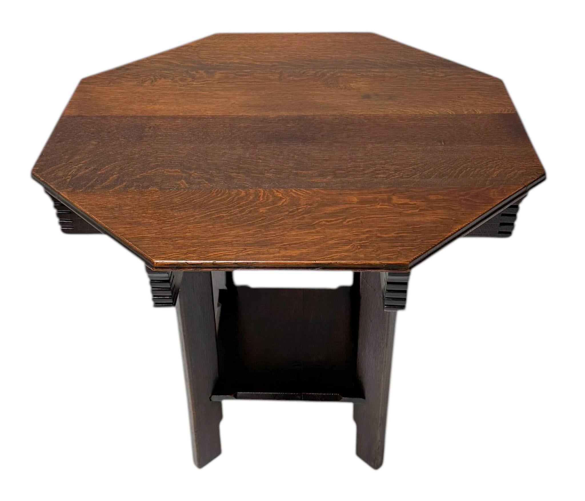 Impresionante y elegante mesa de centro Arts & Crafts Art Nouveau.
Llamativo diseño holandés de los años 1900.
Base de roble macizo con elementos artesanales y tapa maciza original.
Esta maravillosa mesa de centro Arts & Crafts Art Nouveau está en