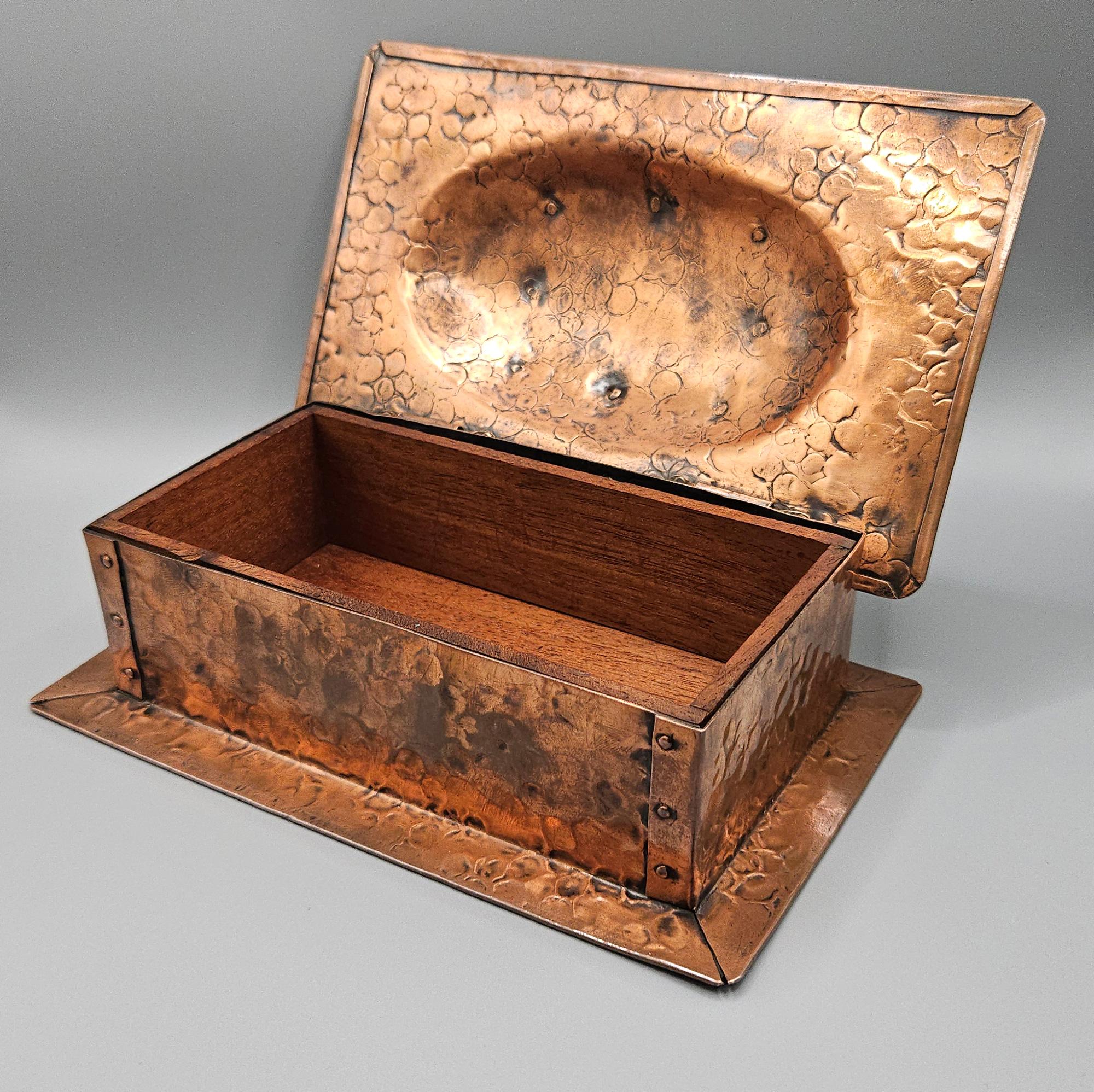 Arts & Crafts Art Nouveau Jugendstil Ruskin Enamel Copper Box, A E Jones, c.1905 In Good Condition For Sale In London, GB