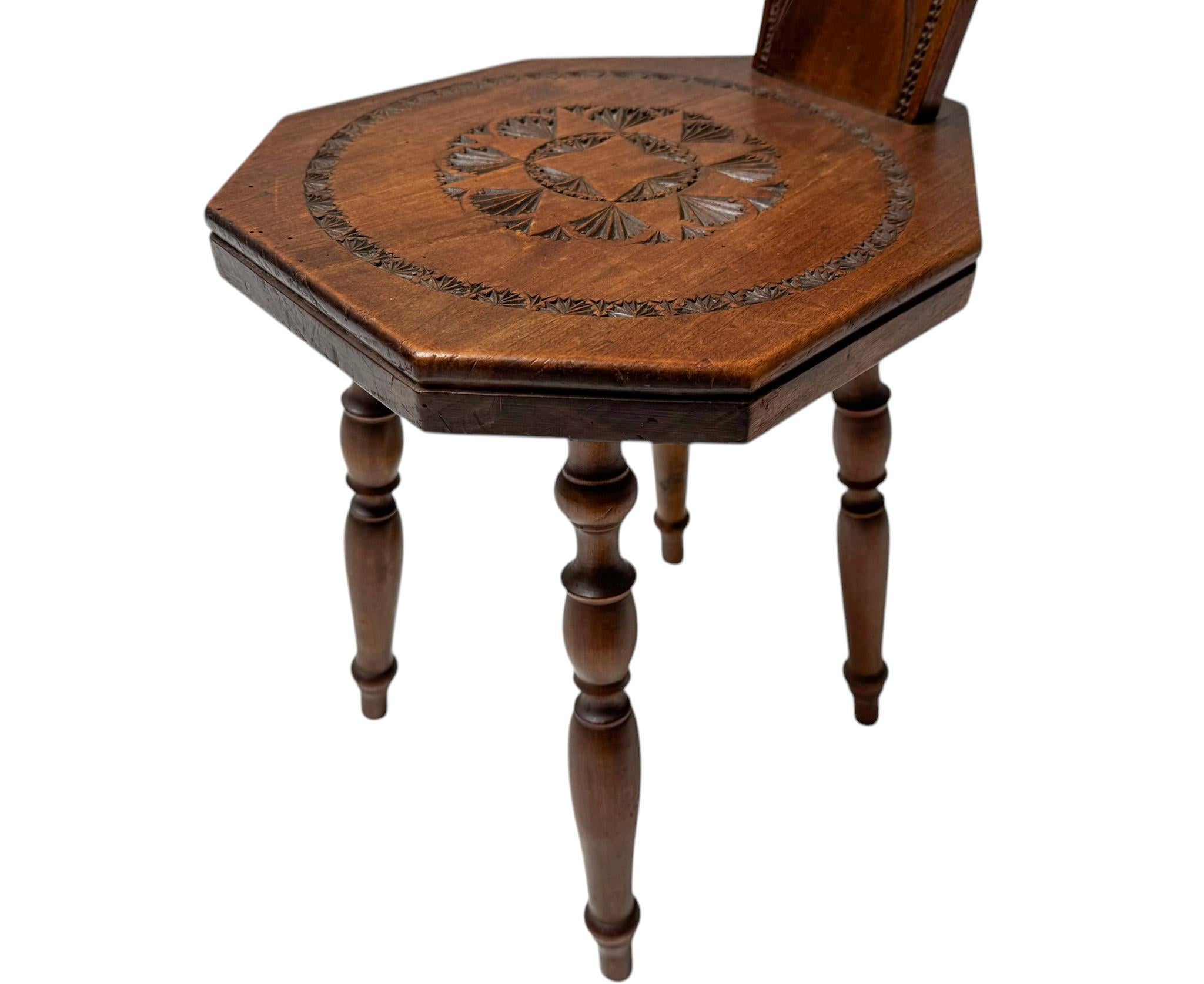 Magnifique et rare chaise d'appoint Arts & Crafts Art Nouveau.
Un design néerlandais saisissant des années 1900.
Base en bois fruitier massif avec éléments décoratifs d'origine sculptés à la main dits 