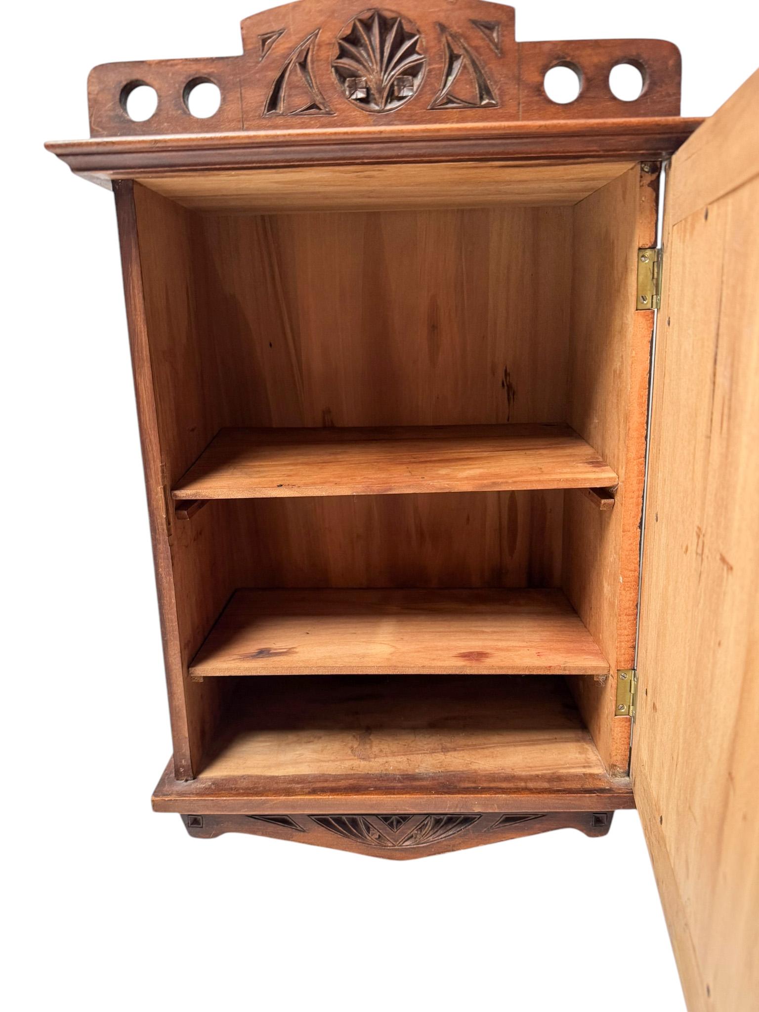 Magnifico e raro armadio a muro in stile Art & Crafts Art Nouveau.
Un sorprendente design olandese degli anni '1900.
Base in legno massiccio di frutta con elementi decorativi originali intagliati a mano chiamati kerfschnitt.
La serratura e la chiave