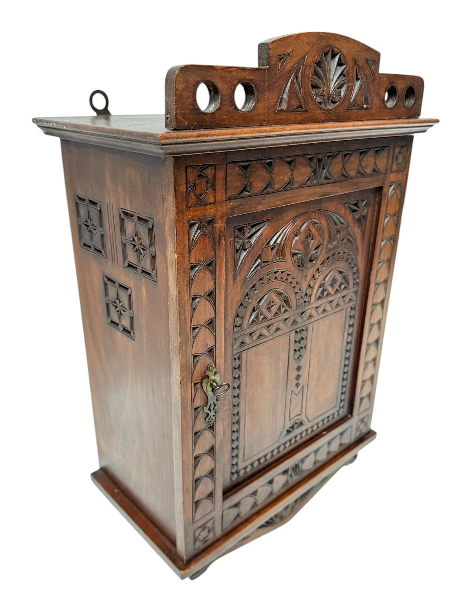 Arts and Crafts Armadio a muro Arts & Crafts Art Nouveau Kerfschnitt, 1900 in vendita