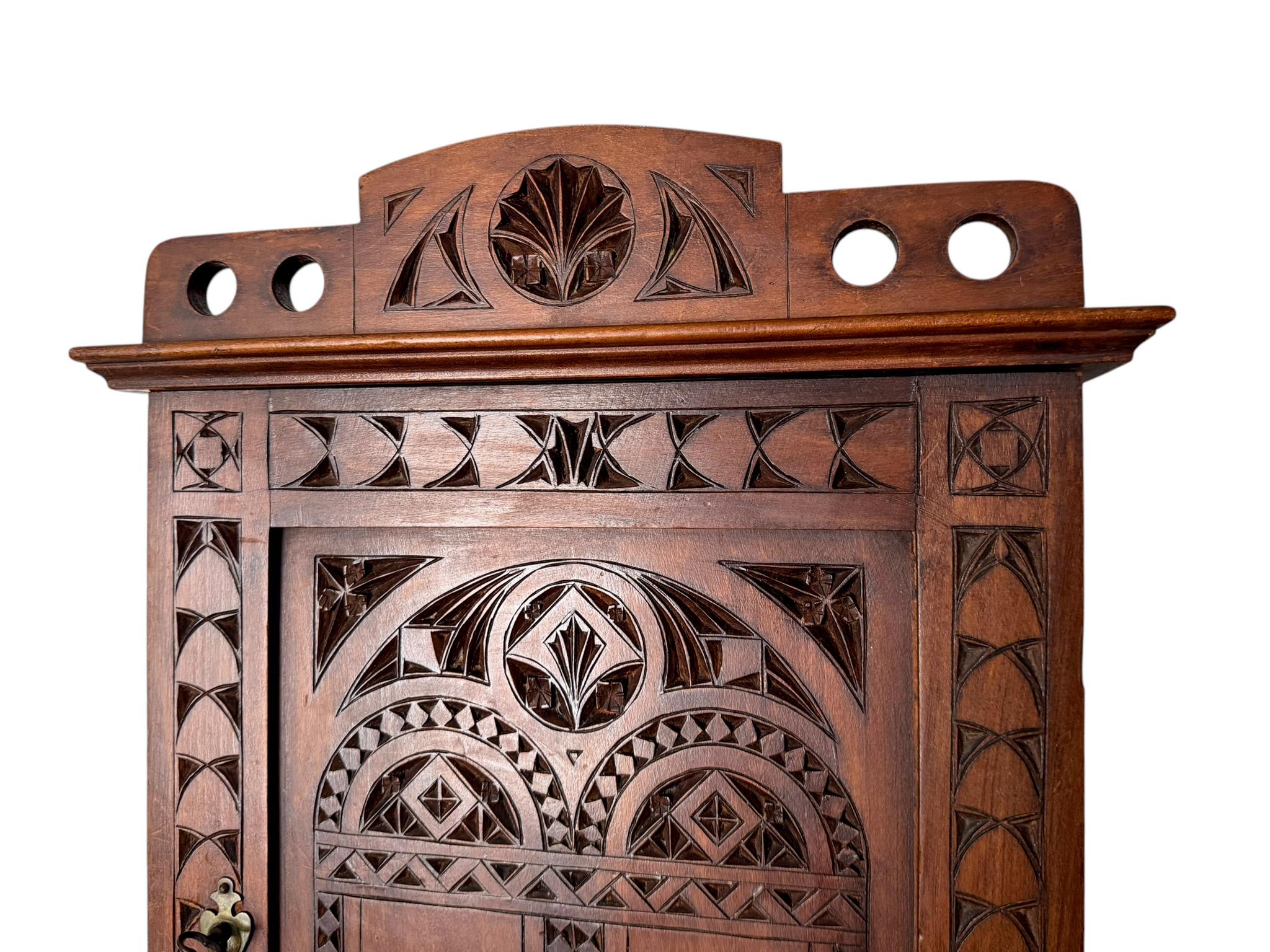 Inizio XX secolo Armadio a muro Arts & Crafts Art Nouveau Kerfschnitt, 1900 in vendita